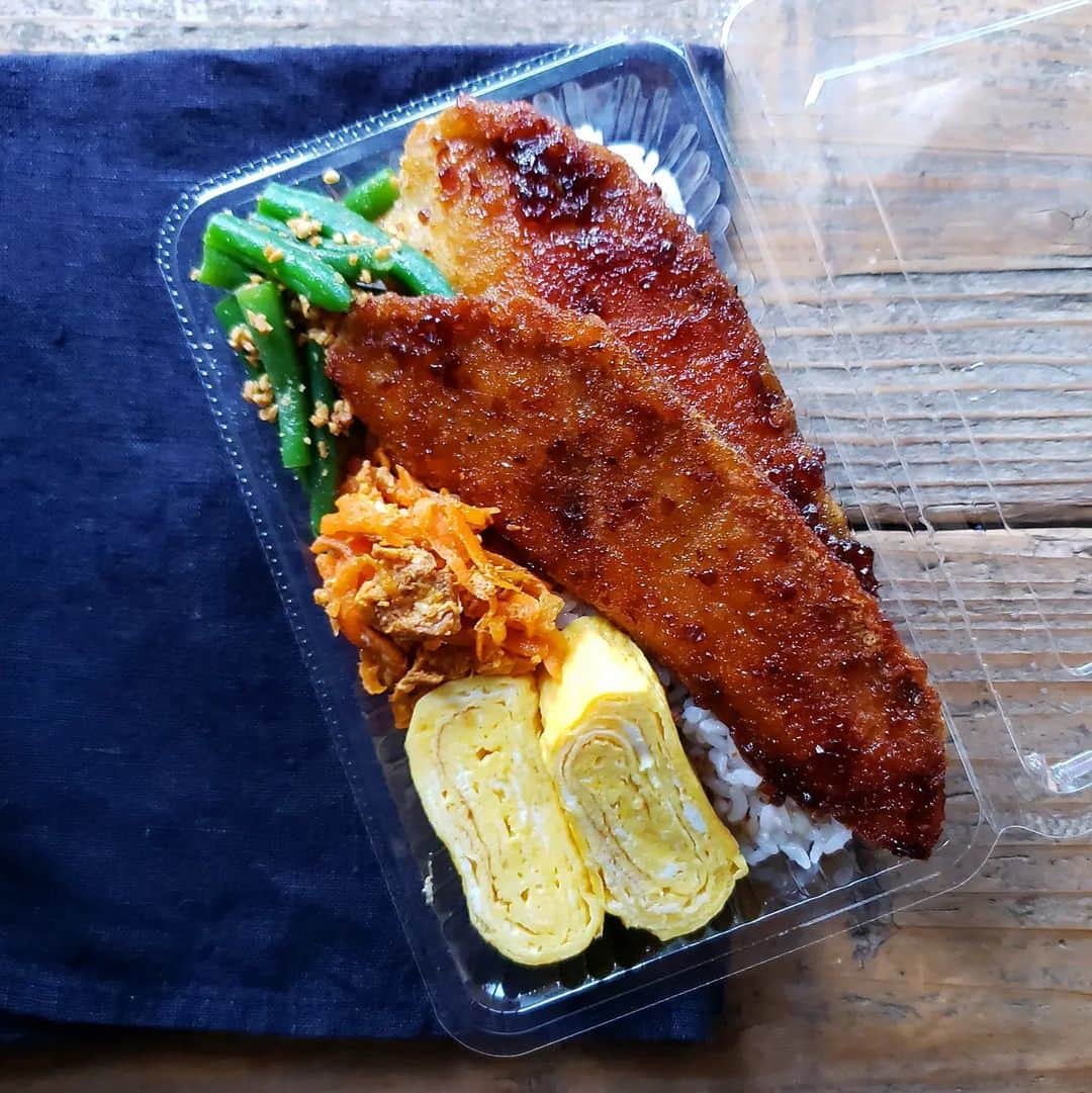 のインスタグラム：「* #お弁当 *  鮭カツ・オニオンソース、卵焼き、人参しりしり、いんげんのピーナッツ和え。  * がんばれ火曜日～！  #tami弁  #弁当#bento#lunchbox #ランチ#昼食#のっけ弁#旦那弁当 #ごはん#食事#暮らし#日々のこと」