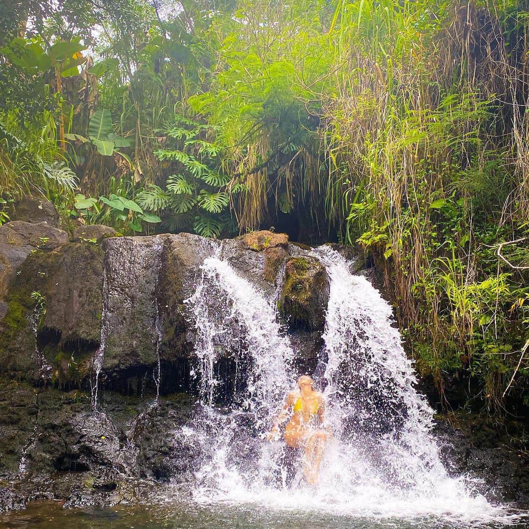 ティア・ブランコのインスタグラム：「It has been an incredible week reconnecting with Mother Nature & pressing the reset button spiritually, physically & mentally! This island has a magical way of doing that to you ✨!!!! Beyond grateful to my Kauai family @lizzykauai @emilybcoultas @gabicope for always taking care of me and making my time spent here so special! Thank you to @hawaiiantradingpost for my handcrafted Tahitian pearl necklace - I absolutely adore it! Thank you @rochelleballard @surfintoyoga for the lomi lomi and the much needed body work! & most of all thank you to my sista @briannacope for constantly making me laugh ugly and putting so much fun, spark, and joy into my little world! Love you all! Truly blessed🙏🏽🌿🌊💖🧚🏼‍♀️💧」