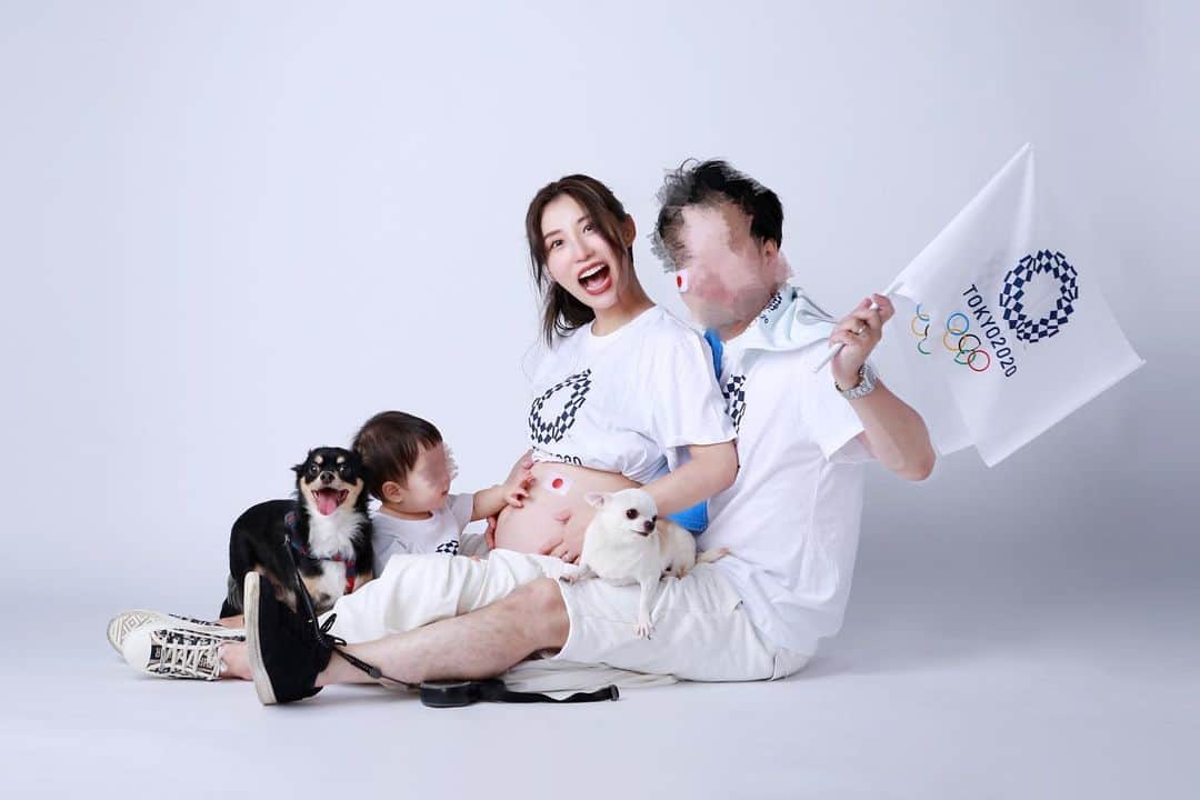 光上せあらのインスタグラム：「マタニティフォト🤰 を家族みんなで撮りました👨👧🤱🐶  予定より早く出産したので 出産後投稿になりますが☝️😳  うちのKIDS達は 娘→オリンピック延期ベイビー 息子→オリンピックベイビー （あれ？逆が正解？2020年がオリンピックベイビー？）  で、しかも日本のTOKYOでの開催年に 産まれた2人！！  という事と  このマタニティフォトの撮影が オリンピックが始まった時だったので  テーマ 【TOKYO Olympic🌈2020】 にして撮りました📸  いつか思い返した時オリンピックを一緒に見た事、日本で開催された事を  KIDS達と話せたらいいなぁと思いました😊📸💘  娘もお腹ナデナデ🥺👧  #マタニティフォト  #マタニティコーデ  #マタニティ記録 #オリンピック2020  #オリンピック2021    #妊婦生活  #妊娠報告  #プレママ  #プレママさんと繋がりたい  #プレママライフ  #妊娠中  #つわり  #つわり地獄  #妊婦コーデ  #マタニティ #10ヶ月差年子　#11ヶ月差年子 #妊娠　#妊婦  #妊娠後期　#妊娠記録　#妊娠8ヶ月  #妊娠9ヶ月  #マタニティフォト撮影  #妊娠中 #マタニティー  #マタニティフォト衣装  #妊婦コーデ  #臨月」