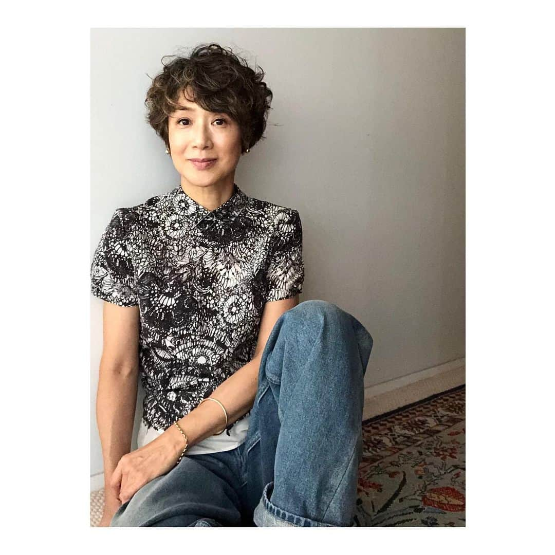 黒田知永子さんのインスタグラム写真 - (黒田知永子Instagram)「. レース柄のブラウス。 綺麗にも着れるけど、今はこんなデニムに合わせてお気軽ちょい可愛め…が気に入ってます☺︎  #prada 前の物です。また出ないかなぁ〜こんなの。 #レース好き #黒田知永子  #chiekokuroda」9月7日 11時32分 - kuroda_chieko