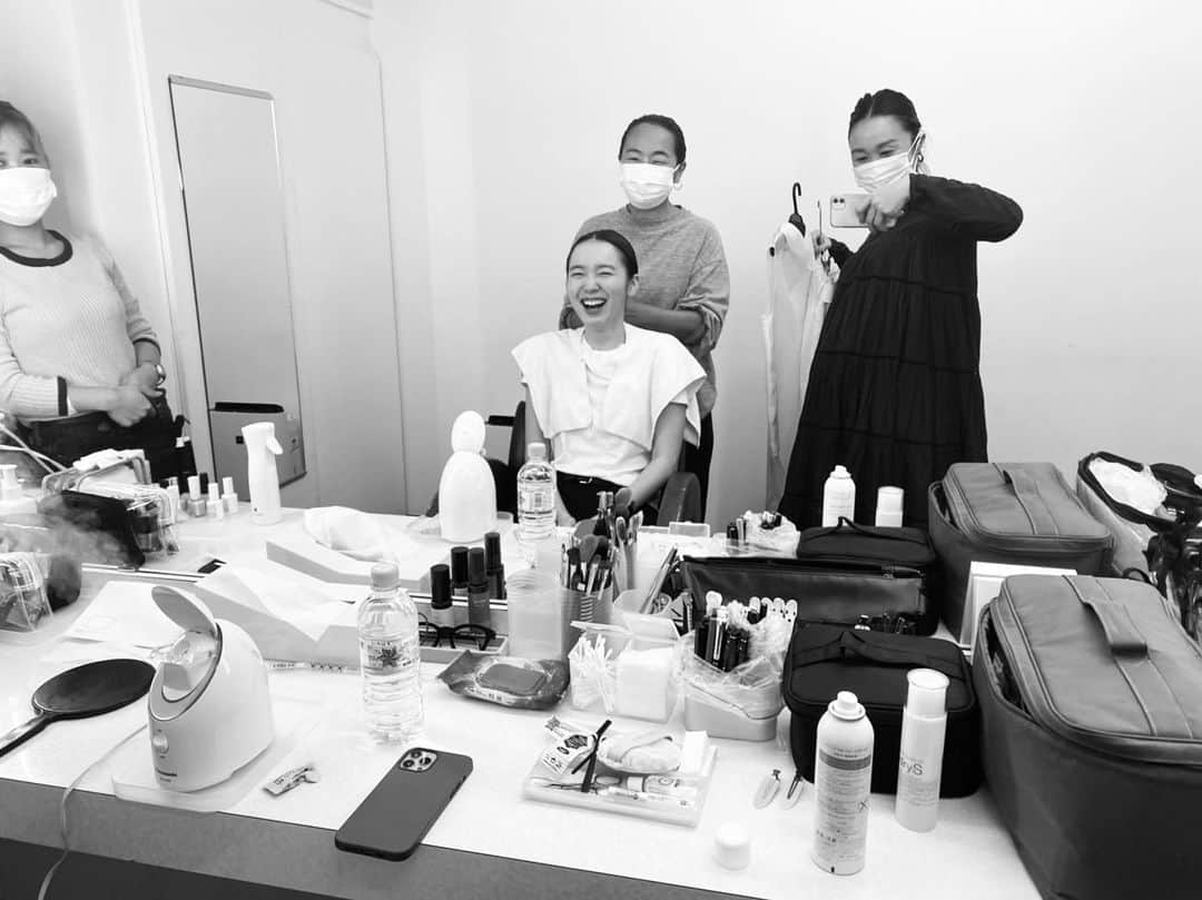 飯豊まりえのインスタグラム：「お揃いの髪型💆🏼‍♀️ 今日はとある広告のお仕事でした！  みなさんはお昼ご飯何食べますか？😚」