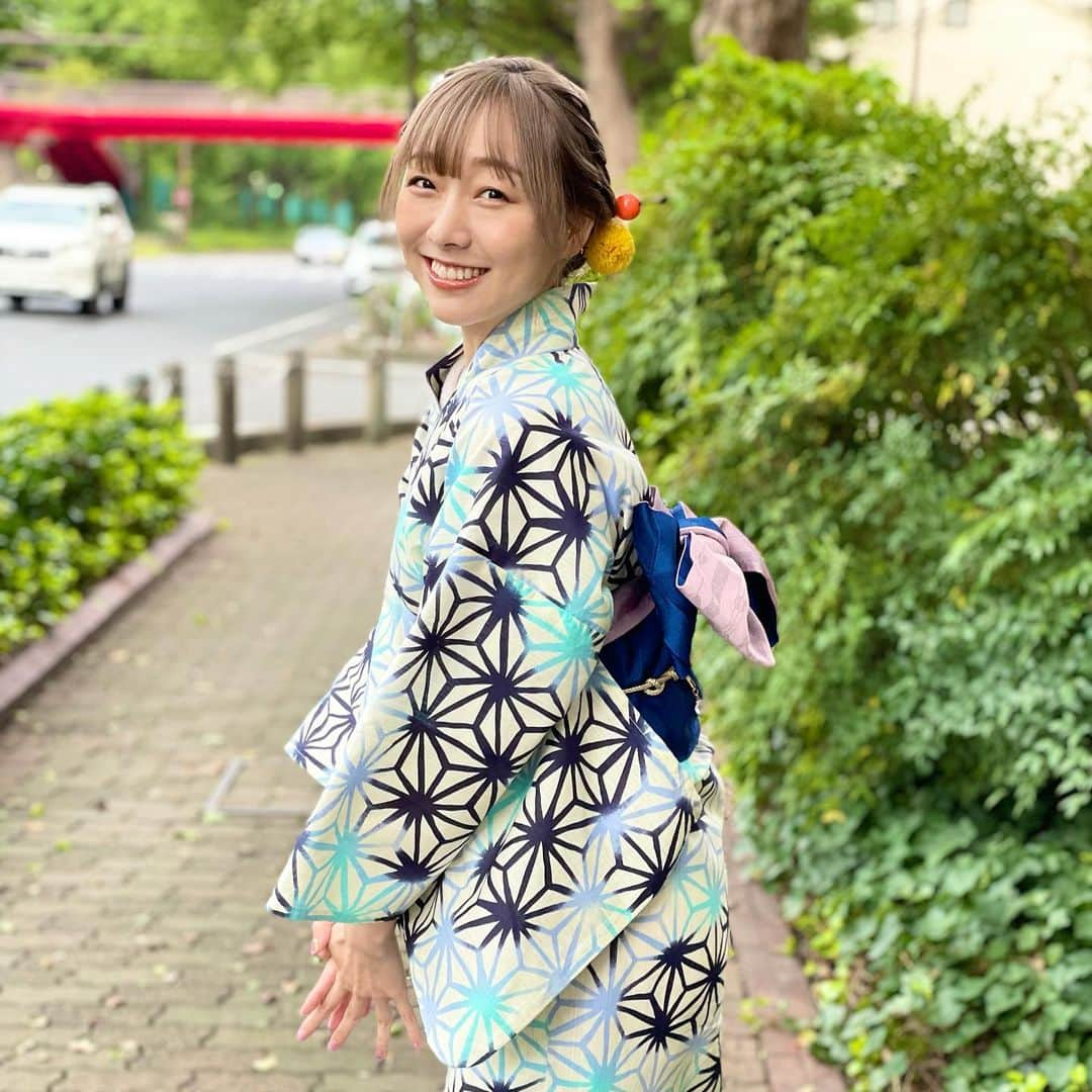 須田亜香里さんのインスタグラム写真 - (須田亜香里Instagram)「今年最初で最後の浴衣投稿になるかもしれないから…調子に乗って二連続浴衣写真投稿🎐💙  今年も夏を感じられることが、少なかったけど、大好きな浴衣を地元愛知に元気を届けるお仕事で着られたこと、本当に嬉しかった！  6枚目、絶対見て🎆✨ （YouTubeのアーカイブではもっと何百発？かがっつり花火見られますのでぜひ！） #テレビ愛知 #愛知県 #10チャン縁日オンライン #10チャン花火 #花火 #浴衣」9月7日 11時38分 - akarisuda