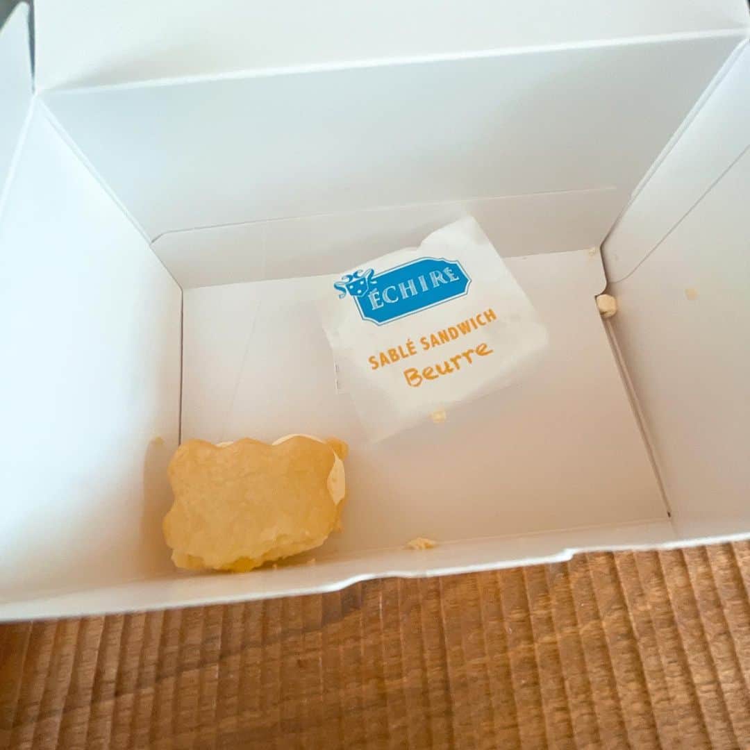 眞鍋かをりのインスタグラム：「友達が買ってきてくれたエシレのクッキーサンド、撮る前にがっつき過ぎて気づいたらこれだけしか残ってなかった」