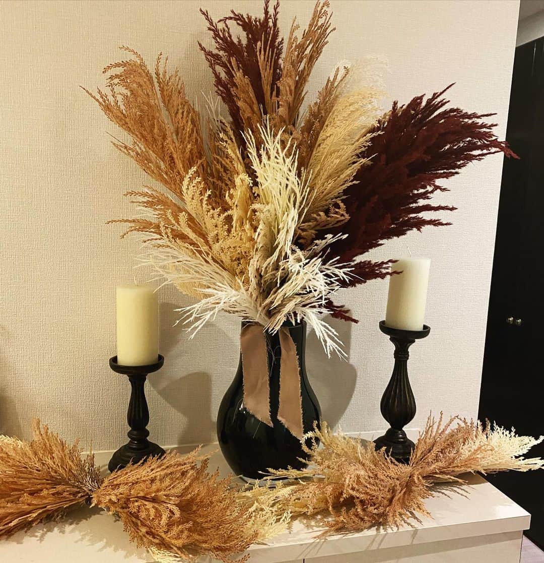 畑野ひろ子のインスタグラム：「@willgarden_official  秋の卓上装花。  #flowers #life #lifestyle #decoration #autumn」