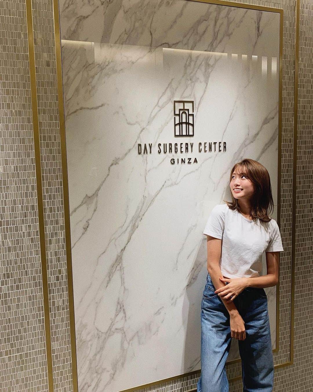志田友美（ゆうみん）のインスタグラム：「👁✨🍃  スマホにしてからどんどん目が悪くなって、 コンタクト毎日するのもたまに痛いし面倒🥲  ついに私、ICLにすることに決めました！  そのための事前検査をしに行ってきたよ🤍  眼内コンタクトレンズ（ICL＝Implantable Collamer Lens）治療は、レンズを目の中に入れて視力を矯正する治療法。  ICLは最適な度数・最適なサイズを選ぶことが重要なんだけど、板谷アイクリニックは丁寧にカウンセリングしてくれて正確に適応を決めるために15項目も目の検査をしてくれました🌱  しかも術後のトラブルが起きないように、検査医を変えて2回検査をしてくれるの😌  じっくりやってくれるから結構時間かかるんだけど、 完全個室でやってくれるからリラックスしながらできるよ🌼  自分が思ってる以上に目悪かったし、 若干乱視もはいってるみたいでびっくり😥  気になってる方はこの投稿を見たとカウンセリング予約時に伝えると手術料金が10%オフだよ！  @hangai_eyeclinic_ginza に詳細載ってます🥥  ICLは決して安い手術じゃないから よーく考えて決めてみてね✨  早く目が見えるようになりたい👁  またレポするね！！」