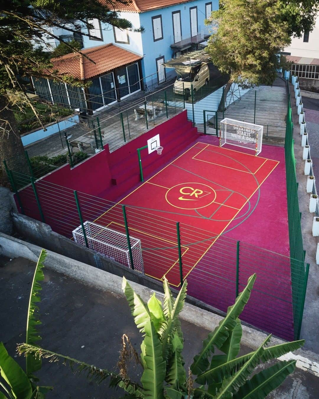 クリスティアーノ・ロナウドさんのインスタグラム写真 - (クリスティアーノ・ロナウドInstagram)「The Quinta do Falcão court in Funchal is where I spent hours as a child kicking a football against the wall and where I set my first goal. I am thrilled that together with @nikefootball, we have restored the court and found a way to give back to the community that has given me so much since a young age.  Never stop chasing your dreams!」9月7日 18時36分 - cristiano