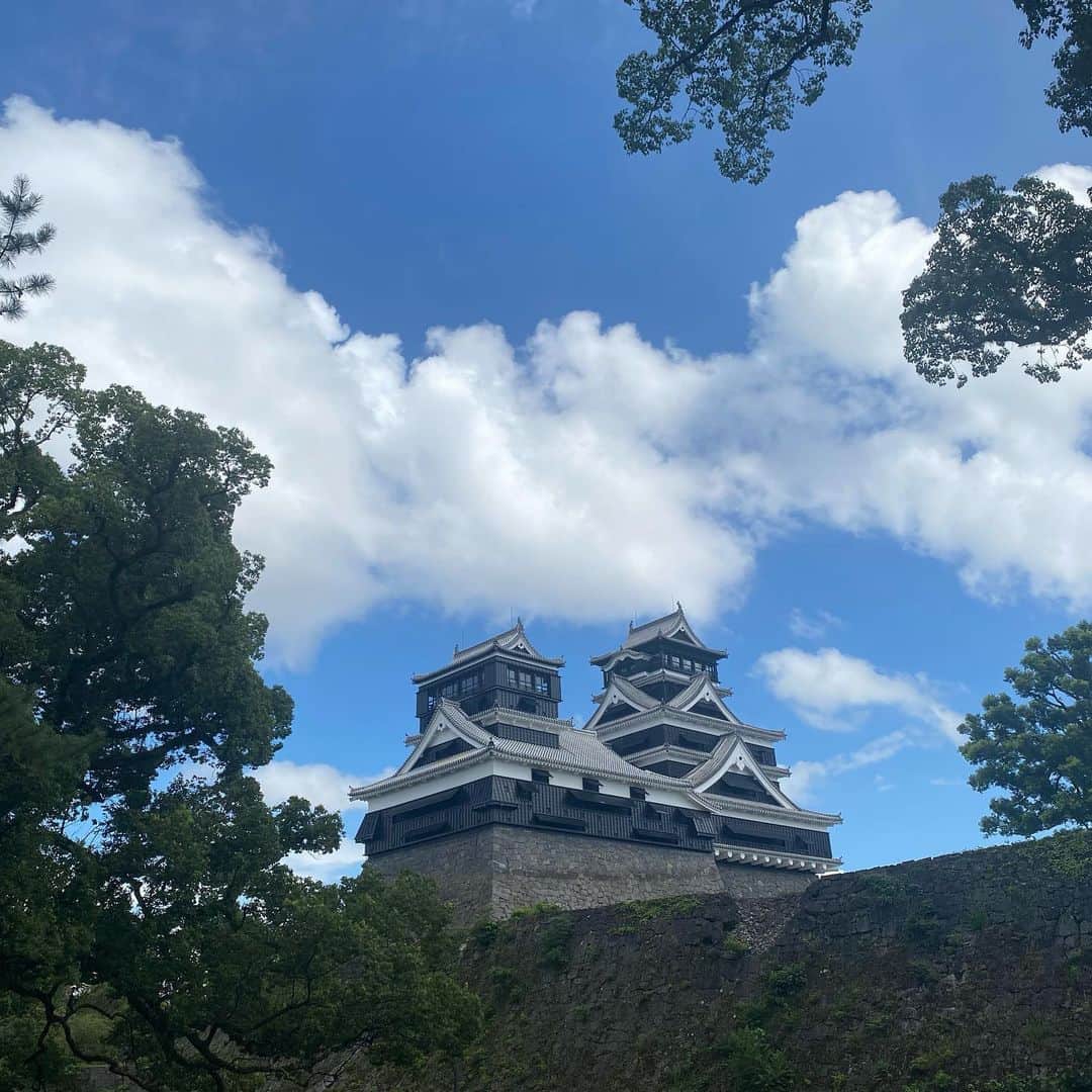 中上真亜子さんのインスタグラム写真 - (中上真亜子Instagram)「こないだの久しぶりの熊本城🏯 やっぱりかっこいいいいいい🥺🏯 🏯石垣の真似をしてみました  そして手がすごいズレてる 嫌そうなヘアメイクたびちゃん🏯」9月7日 18時32分 - maako_nakagami
