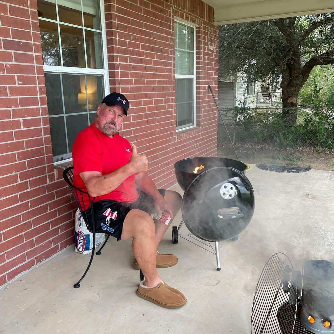 スコット・ノートンのインスタグラム：「It was a good day for grilling some burgers #labordayweekend」