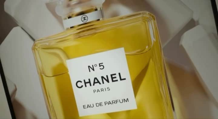 JUNNAのインスタグラム：「今回のYouTubeは  @chanel.beauty   CHANELのアイコンフレグランス 「シャネル N°5」の100周年を記念した  「CHANEL FACTORY 5」  シャネル N°5の香りがボディケアや ハンドケア、バスアイテムに落とし込まれた 「ファクトリー 5 コレクシオン」  体験させていただいた時の様子をレポートしています  ※撮影は6月にしたものです #factory5#chanel#chanelno5  #youtube#シャネル#ファクトリー5#フレグランス」