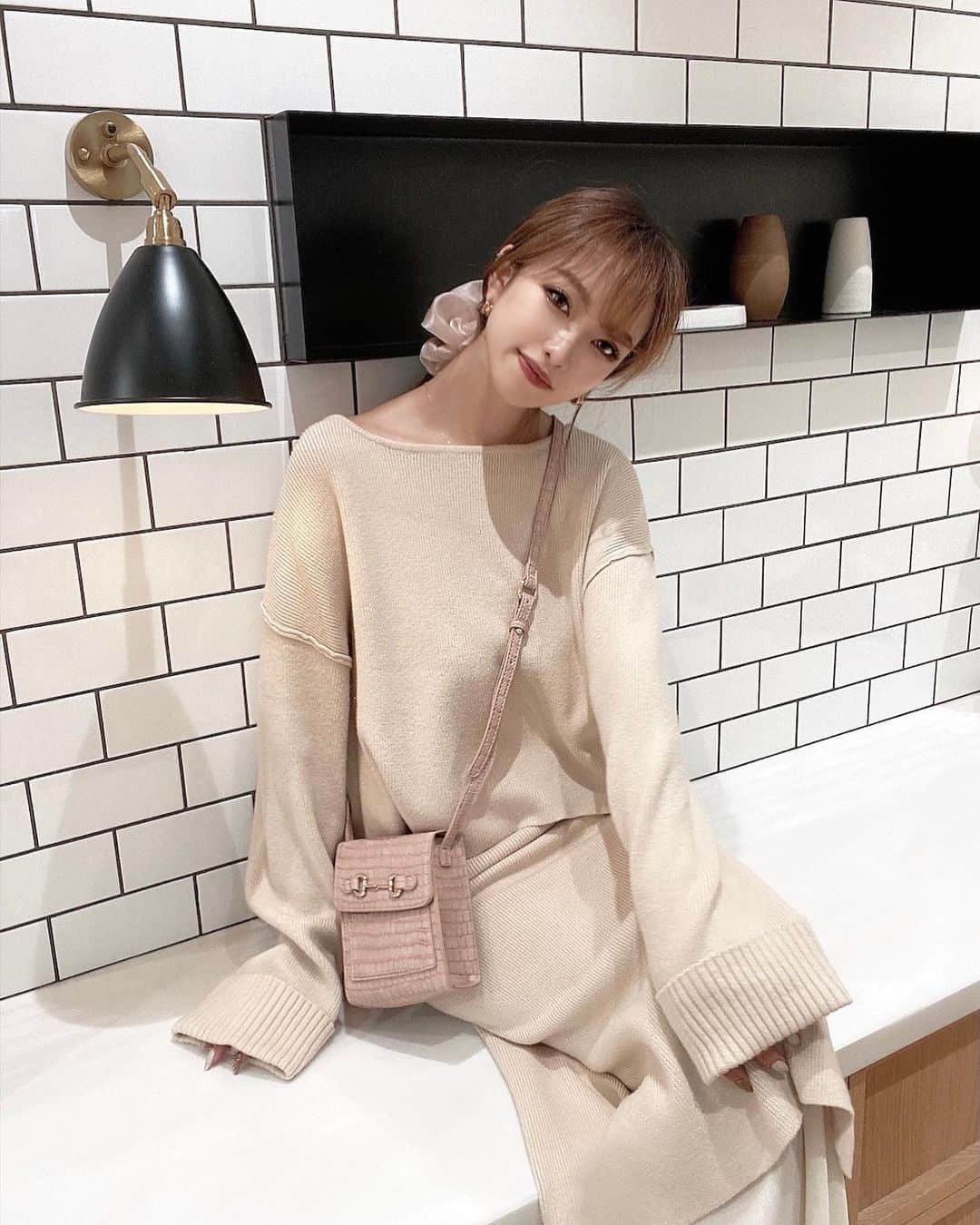 木田絵里香のインスタグラム：「. 去年も大人気だったセットアップ😙 . 裾がシアーになってるの☝🏼 袖も可愛くなった♡ スワイプしてみてね♡ . ランウェイチャンネルでお買い物の際は10%OFFクーポン【MS_06656】つかってね✨ @erika_resexxy  . #coordinate#knit#setup#resexxy#セットアップ#ニット#ニットコーデ#秋コーデ#シアー#スカート#ニットセットアップ#リゼクシー #ヘアアレンジ#シュシュ#きれいめコーデ」