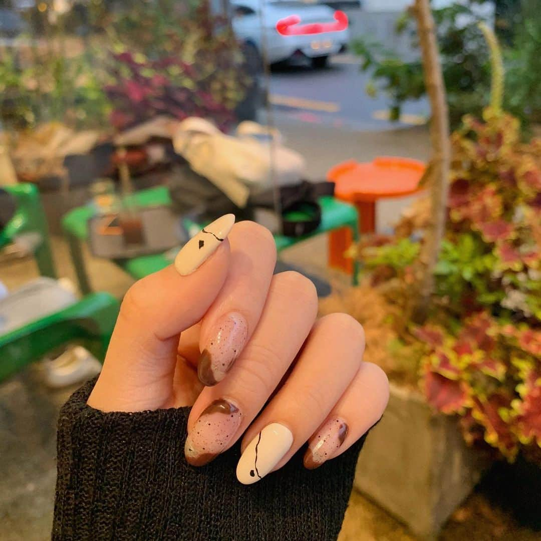 ユビンさんのインスタグラム写真 - (ユビンInstagram)「디쟌 보자마자 받으러간 가을맞이 New nail 💅🤎💚  선택장애인 저는 오른손엔 초록 왼손엔 갈색이를 발랐답니다 •• ♡   #nailthee #네일디 #홍대네일 #가을네일 #홍대네일디 #연남동네일」9月7日 13時50分 - u.b1n