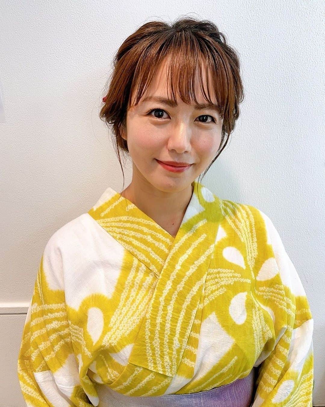 磯山さやかさんのインスタグラム写真 - (磯山さやかInstagram)「夏の終わりを感じてきましたが、、、  『アサヒ芸能』さんの表紙を飾らせていただいた時に、素敵な浴衣を着させていただきました！！ @mimatsu.shara.kimono さん めちゃくちゃ可愛いよね♡  リリーも撮影頑張ってくれましたよ！  #三松」9月7日 13時58分 - sayakaisoyama