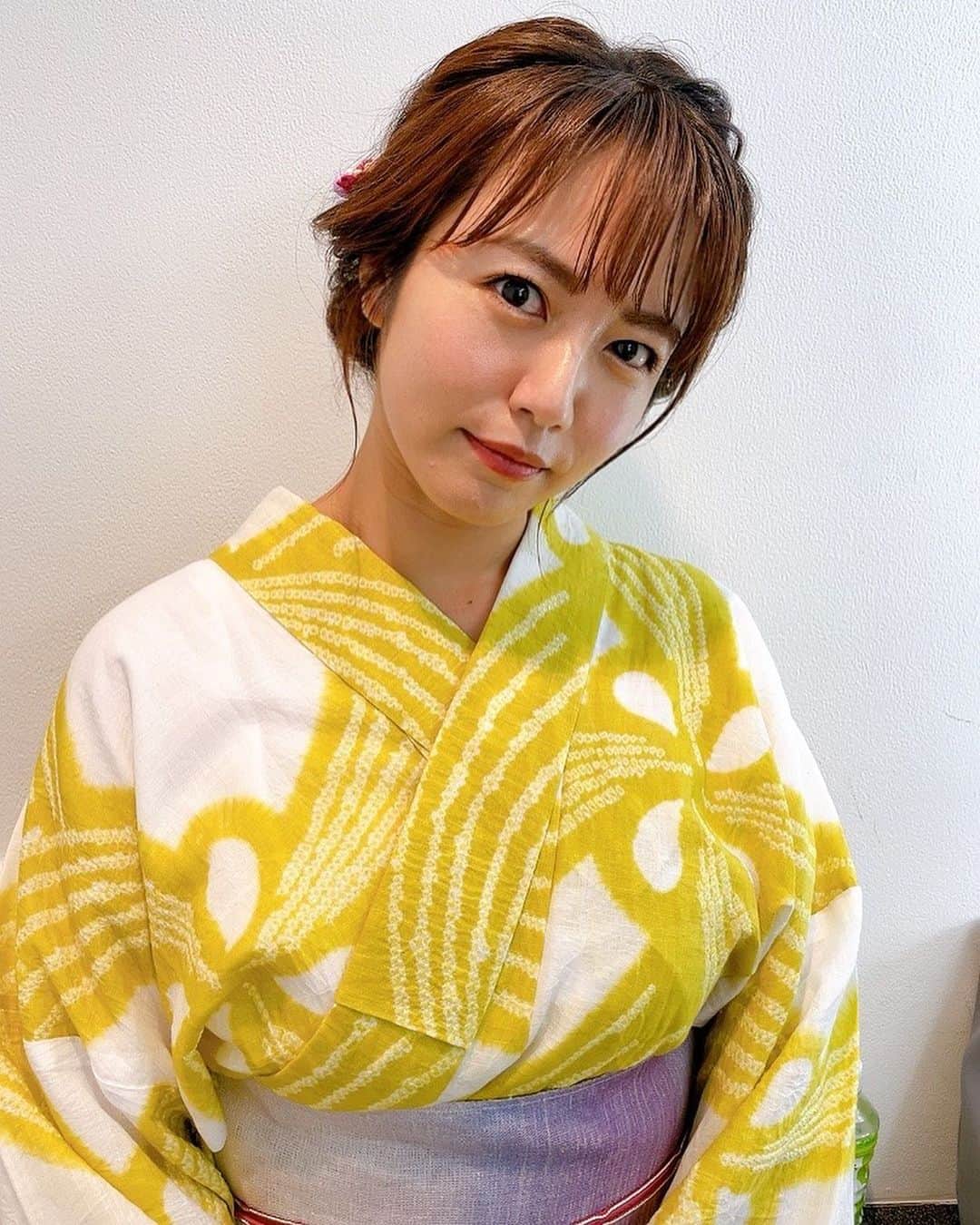 磯山さやかさんのインスタグラム写真 - (磯山さやかInstagram)「夏の終わりを感じてきましたが、、、  『アサヒ芸能』さんの表紙を飾らせていただいた時に、素敵な浴衣を着させていただきました！！ @mimatsu.shara.kimono さん めちゃくちゃ可愛いよね♡  リリーも撮影頑張ってくれましたよ！  #三松」9月7日 13時58分 - sayakaisoyama