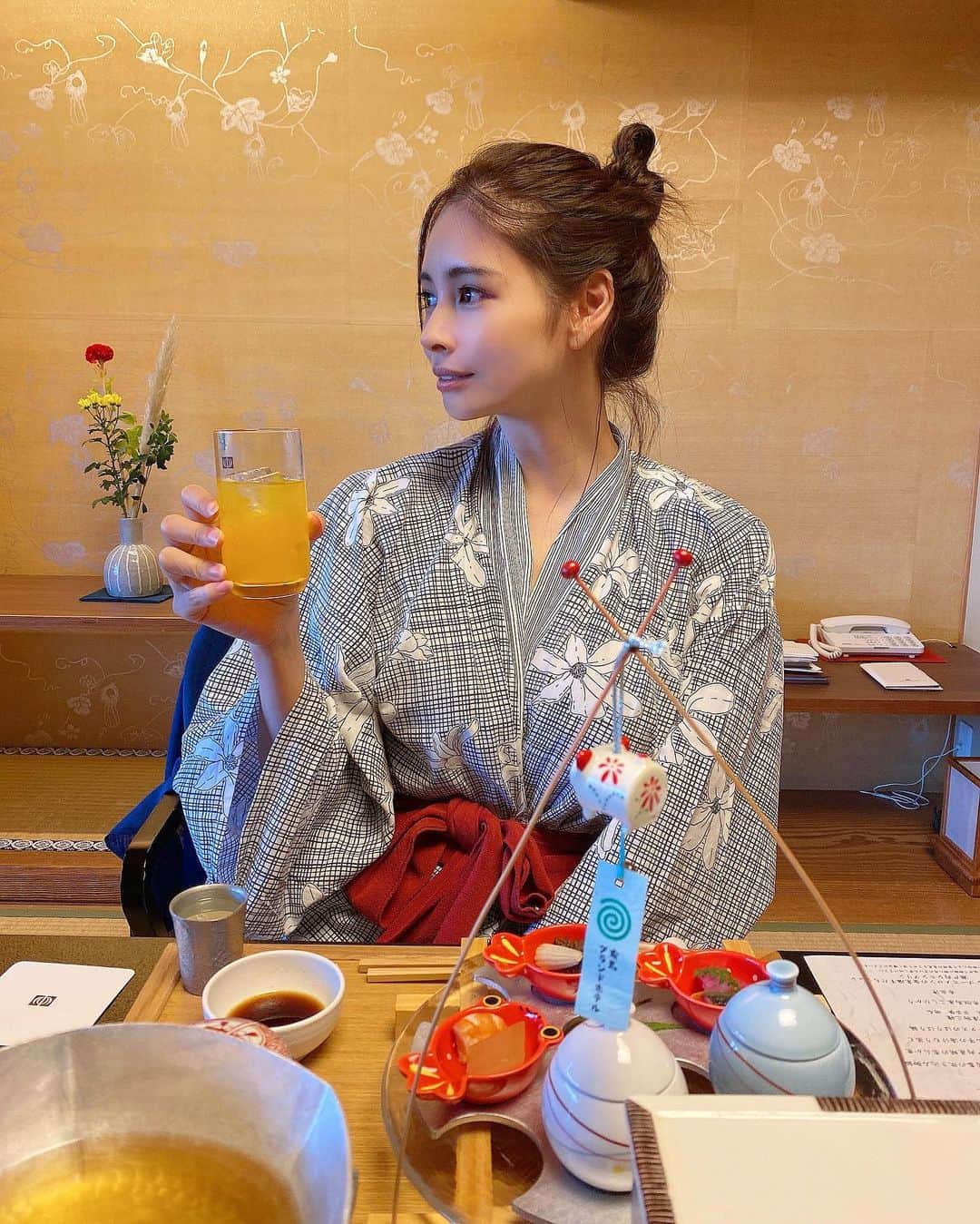 のインスタグラム：「♨️🍤🍻  肩こりで頭痛と吐き気するくらい酷いです。🥺 産後ママさん同じ症状の方多いのでは？！ リラックスして頑張らないと！ね！🤣💓  ・ ・ ・ ・ ・ ・ ・ ・ ・ ・ ・ ・ #温泉#温泉旅行#温泉女子#温泉旅館#夜ご飯#和食#グルメ#有馬#有馬温泉#個室#食べるの大好き#おだんごヘア#おだんごアレンジ#ヘアアレンジ#浴衣#リラックス#リラックスタイム#家族旅行#夫婦#赤ちゃんのいる暮らし#子育てママ#子育てぐらむ#産後#産後ダイエット#産後骨盤矯正#マッサージ#relaxtime#onsen#japanesefood#japanesegirl」