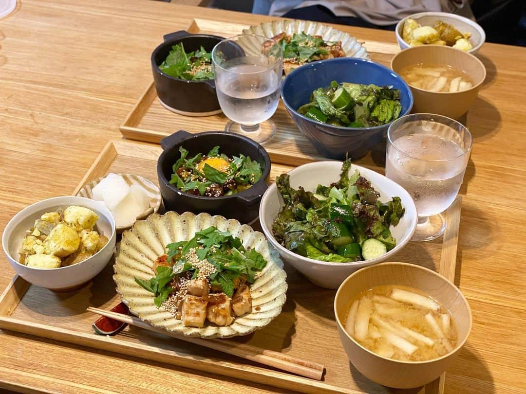 クロさんのインスタグラム写真 - (クロInstagram)「昨日の晩御飯👩🏽‍🍳🤍 ⁡ 夫婦で手分け晩御飯☺️🙏🏽🙏🏽 さっちゃんがとってくれて、手でちぎってくれた大葉で ⁡ 桃が作っていた ✔︎鶏胸肉のヘルシー梅しそチキン ✔︎マグロとアボカドのユッケ ✔︎中華サラダ ✔︎粉吹き芋カレー粉風 ✔︎大根の味噌汁 ✔︎梨 でした！！ 詳しくはブログに書きました〜💕💕💕 ⁡ #定食ご飯 #今日の晩御飯 #つくりおき食堂まりえ #お家ごはん #おうちごはん #時短ご飯 #dinner #簡単レシピ #レシピ #電子レンジご飯 #時短レシピ#yummy #delistagrammer #homecooking #tokyo #japanesefood #instafood #foodstagram #クロリサ的自炊 #おうちご飯 #クッキングラム #晩ごはん #instagood #instalike #tokyo #可愛い #大好き」9月7日 15時26分 - kuro_risa