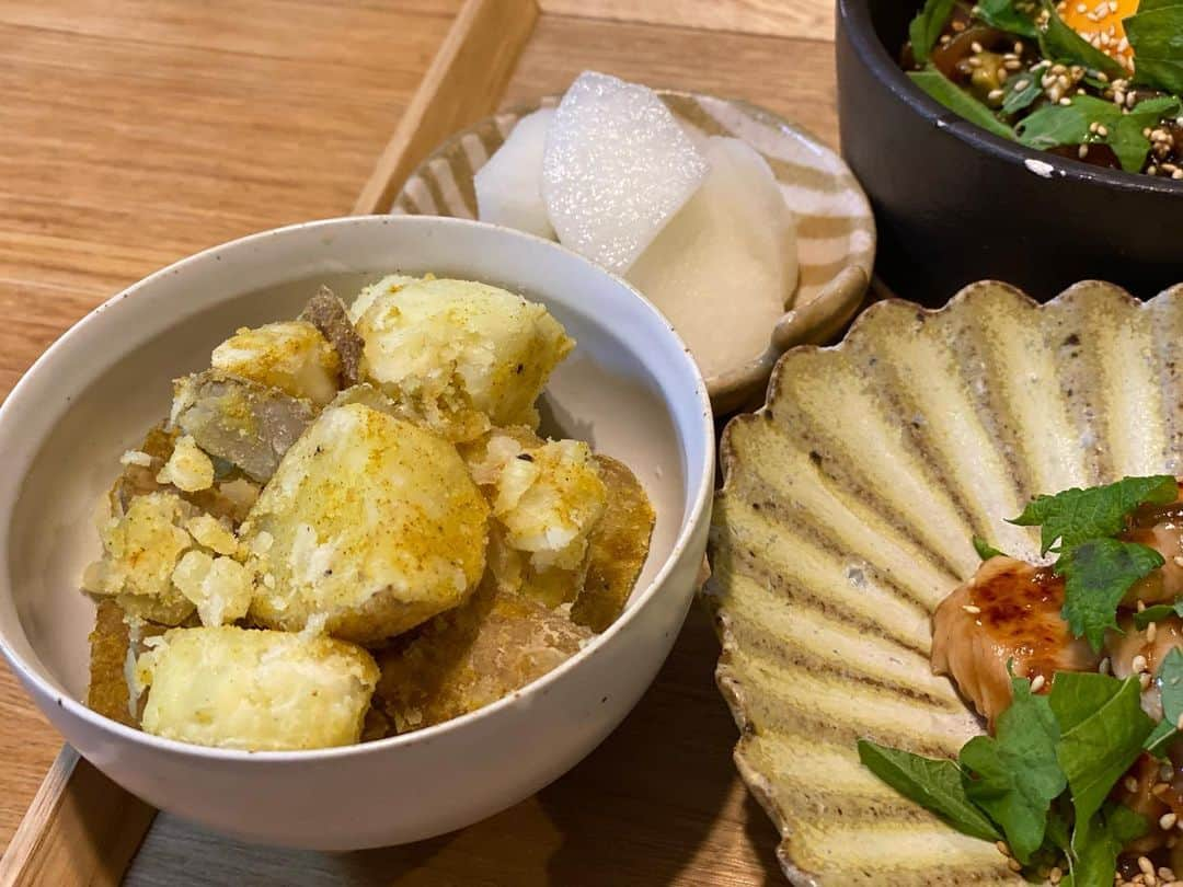 クロさんのインスタグラム写真 - (クロInstagram)「昨日の晩御飯👩🏽‍🍳🤍 ⁡ 夫婦で手分け晩御飯☺️🙏🏽🙏🏽 さっちゃんがとってくれて、手でちぎってくれた大葉で ⁡ 桃が作っていた ✔︎鶏胸肉のヘルシー梅しそチキン ✔︎マグロとアボカドのユッケ ✔︎中華サラダ ✔︎粉吹き芋カレー粉風 ✔︎大根の味噌汁 ✔︎梨 でした！！ 詳しくはブログに書きました〜💕💕💕 ⁡ #定食ご飯 #今日の晩御飯 #つくりおき食堂まりえ #お家ごはん #おうちごはん #時短ご飯 #dinner #簡単レシピ #レシピ #電子レンジご飯 #時短レシピ#yummy #delistagrammer #homecooking #tokyo #japanesefood #instafood #foodstagram #クロリサ的自炊 #おうちご飯 #クッキングラム #晩ごはん #instagood #instalike #tokyo #可愛い #大好き」9月7日 15時26分 - kuro_risa