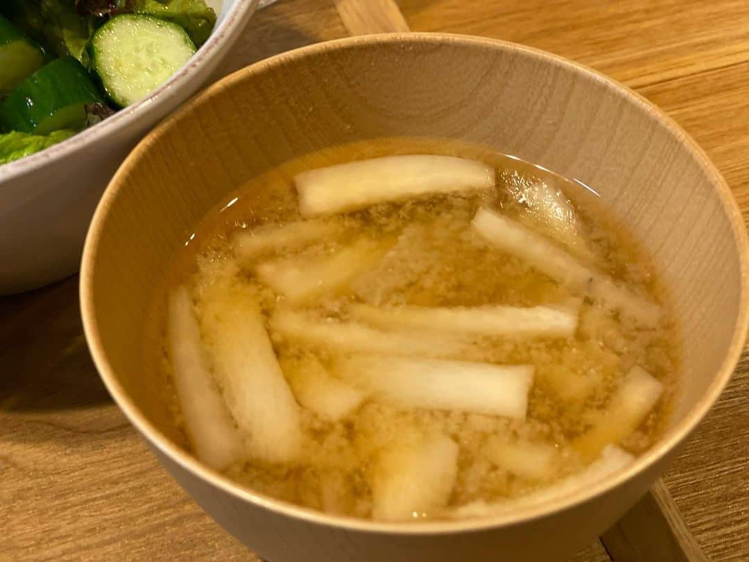 クロさんのインスタグラム写真 - (クロInstagram)「昨日の晩御飯👩🏽‍🍳🤍 ⁡ 夫婦で手分け晩御飯☺️🙏🏽🙏🏽 さっちゃんがとってくれて、手でちぎってくれた大葉で ⁡ 桃が作っていた ✔︎鶏胸肉のヘルシー梅しそチキン ✔︎マグロとアボカドのユッケ ✔︎中華サラダ ✔︎粉吹き芋カレー粉風 ✔︎大根の味噌汁 ✔︎梨 でした！！ 詳しくはブログに書きました〜💕💕💕 ⁡ #定食ご飯 #今日の晩御飯 #つくりおき食堂まりえ #お家ごはん #おうちごはん #時短ご飯 #dinner #簡単レシピ #レシピ #電子レンジご飯 #時短レシピ#yummy #delistagrammer #homecooking #tokyo #japanesefood #instafood #foodstagram #クロリサ的自炊 #おうちご飯 #クッキングラム #晩ごはん #instagood #instalike #tokyo #可愛い #大好き」9月7日 15時26分 - kuro_risa