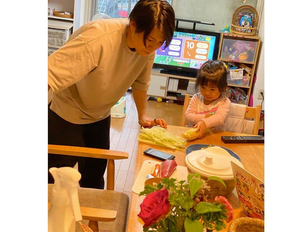 クロさんのインスタグラム写真 - (クロInstagram)「昨日の晩御飯👩🏽‍🍳🤍 ⁡ 夫婦で手分け晩御飯☺️🙏🏽🙏🏽 さっちゃんがとってくれて、手でちぎってくれた大葉で ⁡ 桃が作っていた ✔︎鶏胸肉のヘルシー梅しそチキン ✔︎マグロとアボカドのユッケ ✔︎中華サラダ ✔︎粉吹き芋カレー粉風 ✔︎大根の味噌汁 ✔︎梨 でした！！ 詳しくはブログに書きました〜💕💕💕 ⁡ #定食ご飯 #今日の晩御飯 #つくりおき食堂まりえ #お家ごはん #おうちごはん #時短ご飯 #dinner #簡単レシピ #レシピ #電子レンジご飯 #時短レシピ#yummy #delistagrammer #homecooking #tokyo #japanesefood #instafood #foodstagram #クロリサ的自炊 #おうちご飯 #クッキングラム #晩ごはん #instagood #instalike #tokyo #可愛い #大好き」9月7日 15時26分 - kuro_risa