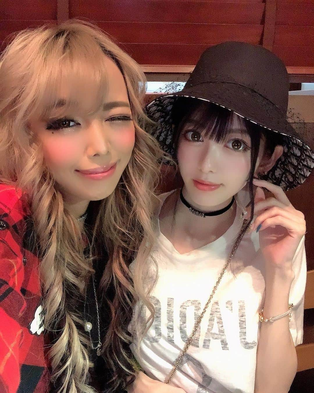 霜月るなのインスタグラム：「こはいだみゆみゆ @arisaka_miyuki_official17  とデートしたの♥️♥️🎉  まさかの誕生日祝いしてくれて😭素敵な焼肉と素敵なプレゼントしてくれたの🥺❤️お手紙まで、、、😭😭😭❤️  なんて優しくて可愛くて明るくて素敵な子なの〜😭 大好きだよぉぉ♥️♥️ ピアス愛用してるよん😝😝❤️❤️この日ゎディオールのチョーカーとピアスお揃いにしたんだぁぁぁあ❤️❤️❤️らびらび🎉🎉 これからも宜しくね🙏🙏🥺🥺 #デート#るなみゆ#dior#ルイヴィトン #なかよぴ#セクシー女優#らびゅー#幸せハッピー #大好きだよん」