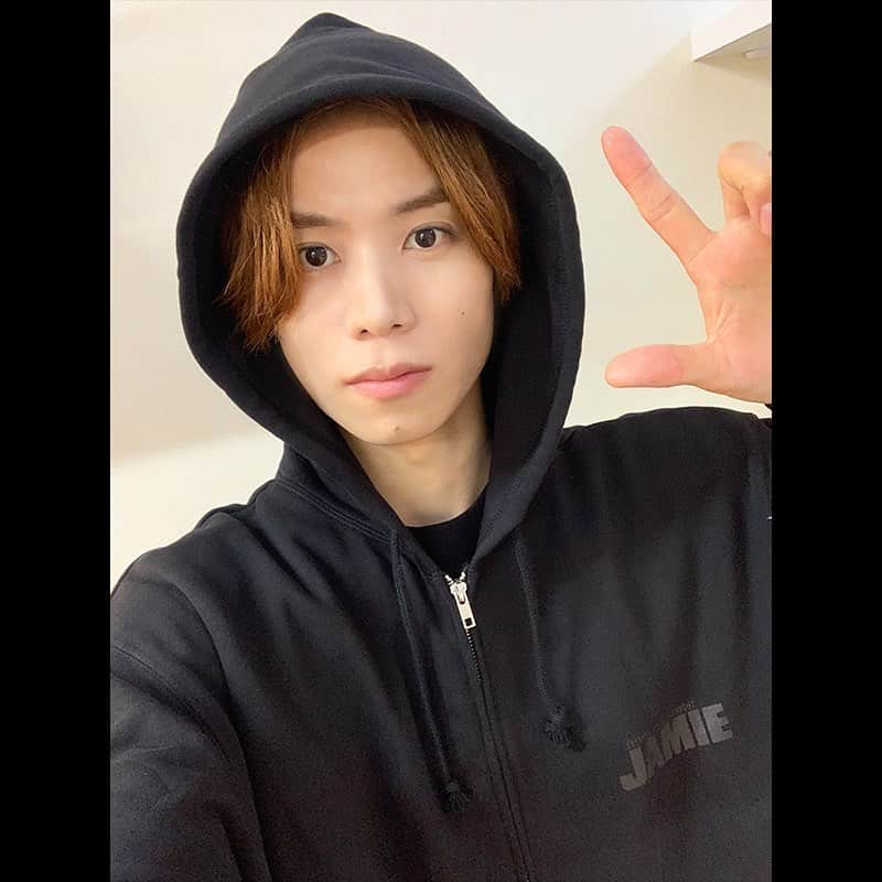 アミュモバ(アミューズモバイル)のインスタグラム：「#太田将熙 出演 ミュージカル『#ジェイミー』 ゲネプロフォトレポート #アミュモバ で公開中✨ ⏩@amusemobile  イギリスで生まれた名作ミュージカル🎵日本初演となる今回、アミューズから #太田将熙 が出演中⭐️主人公ジェイミーのクラスメート・ミッキー役を熱演しています❣️  東京公演は終了しましたが、 大阪公演が2021/9/12(日)まで上演中 愛知公演が2021/9/25(土)から開幕予定です✨  @jamiemusicaljp」