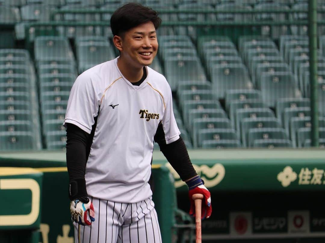 阪神タイガースさんのインスタグラム写真 - (阪神タイガースInstagram)「今日から甲子園でヤクルトとの3連戦‼︎ 試合前練習の様子です！  #糸原健斗 選手 #西勇輝 選手 #髙橋遥人 選手 #原口文仁 選手 #佐藤輝明 選手 #阪神タイガース #挑超頂」9月7日 16時20分 - hanshintigers_official