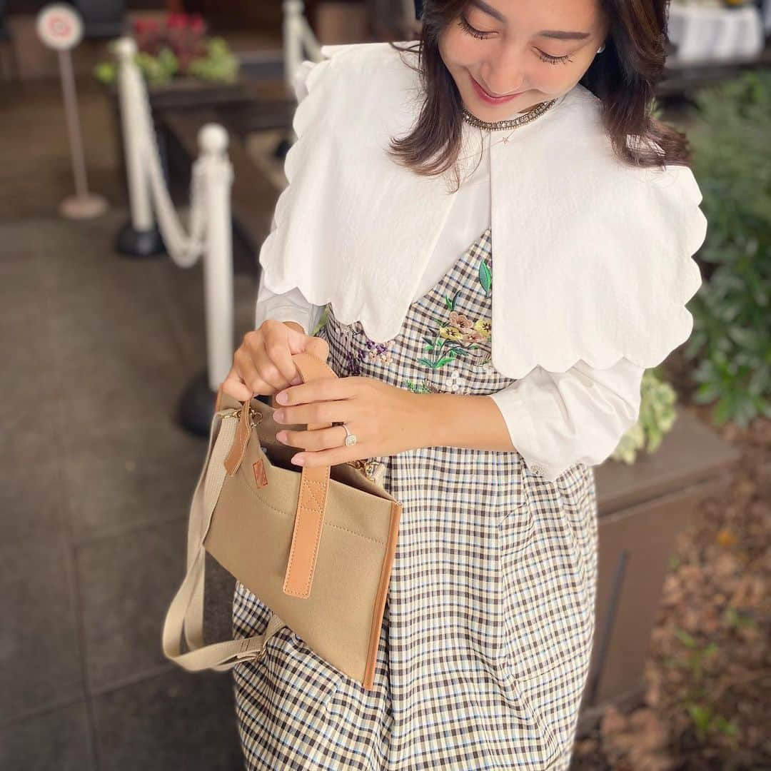 小川ひとみさんのインスタグラム写真 - (小川ひとみInstagram)「明日から銀座三越にて @chesty_official のpopup storeが 開催されます🥰 秋の新作や先行発売のアイテムも 素敵な商品ばかりが並びます🍂 Chestyのアカウントにて IGTVを残しておりますので 是非新作の詳細をご覧になってくださいね❤️ 私が着ている刺繍が可愛すぎるワンピース このカラーはpopupにて先行発売の商品です✨ #チェスティ #popup #銀座三越 #明日から１週間 #coordinate」9月7日 16時26分 - hitomy220