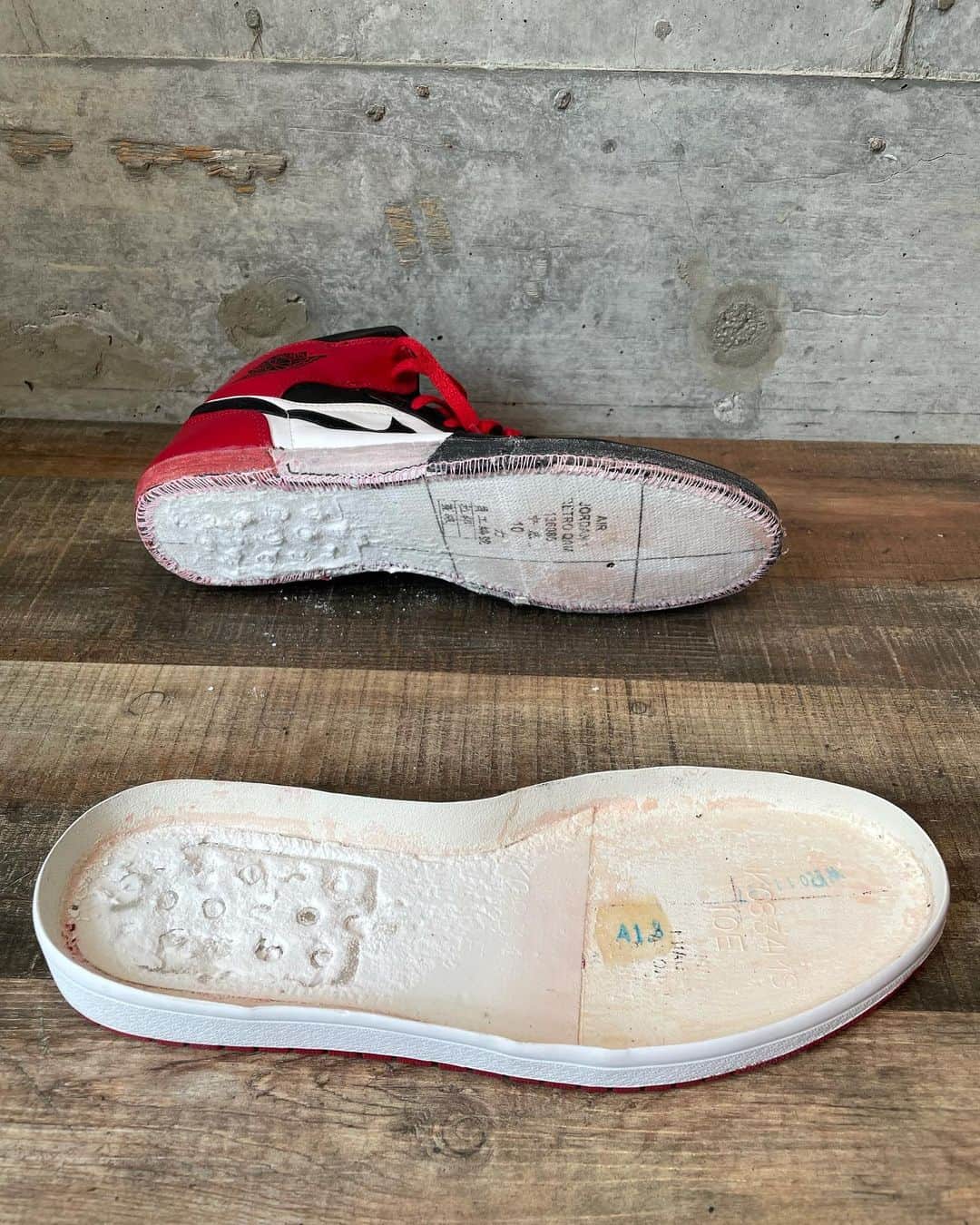 Sneaker At Randomのインスタグラム：「心斎橋店の梅本です。 本日はジョーダン1のインナーソール交換の作業工程です。 今回はスポンジの形を整える動画を撮ってみました！^_^ 動画は写真の3枚目です！ 次回はサイドステッチの作業工程を動画でアップしようと思います！  #airjordan1#エアジョーダン1#ビブラムソール#スニーカー剥がれ#アンジェラスペイント#Angelus Paint#スニーカー好き#スニーカーアトランダム #スニーカー #スニーカー修理 #修理職人 #市川 #本八幡 #大阪 #心斎橋#sneakeratrandom #sneaker #shoestagram #repair」