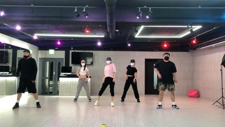 チェヨンのインスタグラム：「아니 왜 때문이지  소리 없이 일어나는게 안되는거 같..  🤣😂🤣😂」