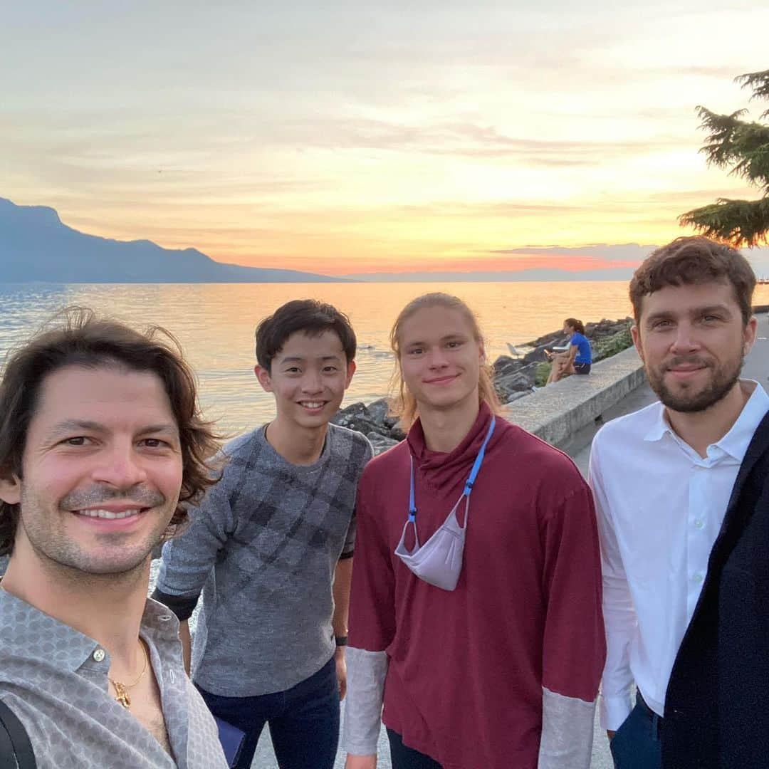 ステファン・ランビエールのインスタグラム：「Enjoying the beautiful colors and atmosphere in Vevey with @koshiro0911_2001 @denissvasiljevs and @christrevisan」