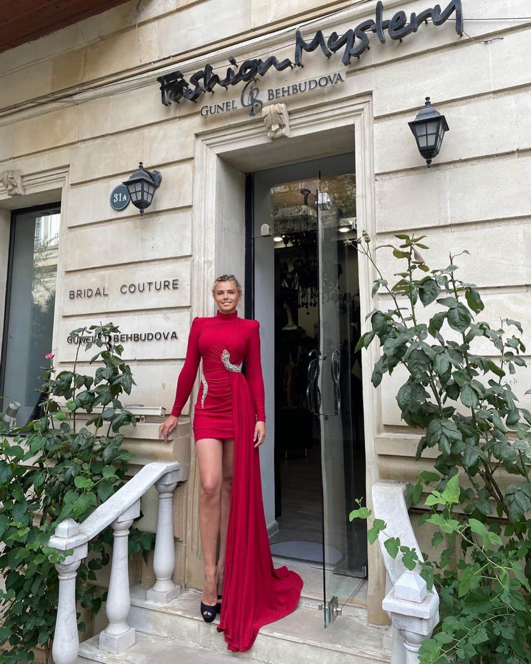 Kristina Kots Gotlibのインスタグラム：「Вечер перестаёт быть томным… платье @gunelbehbudovaofficial #гюнельбейбутова #fasion #платья #красноеплатье #кристинакоцготлиб」