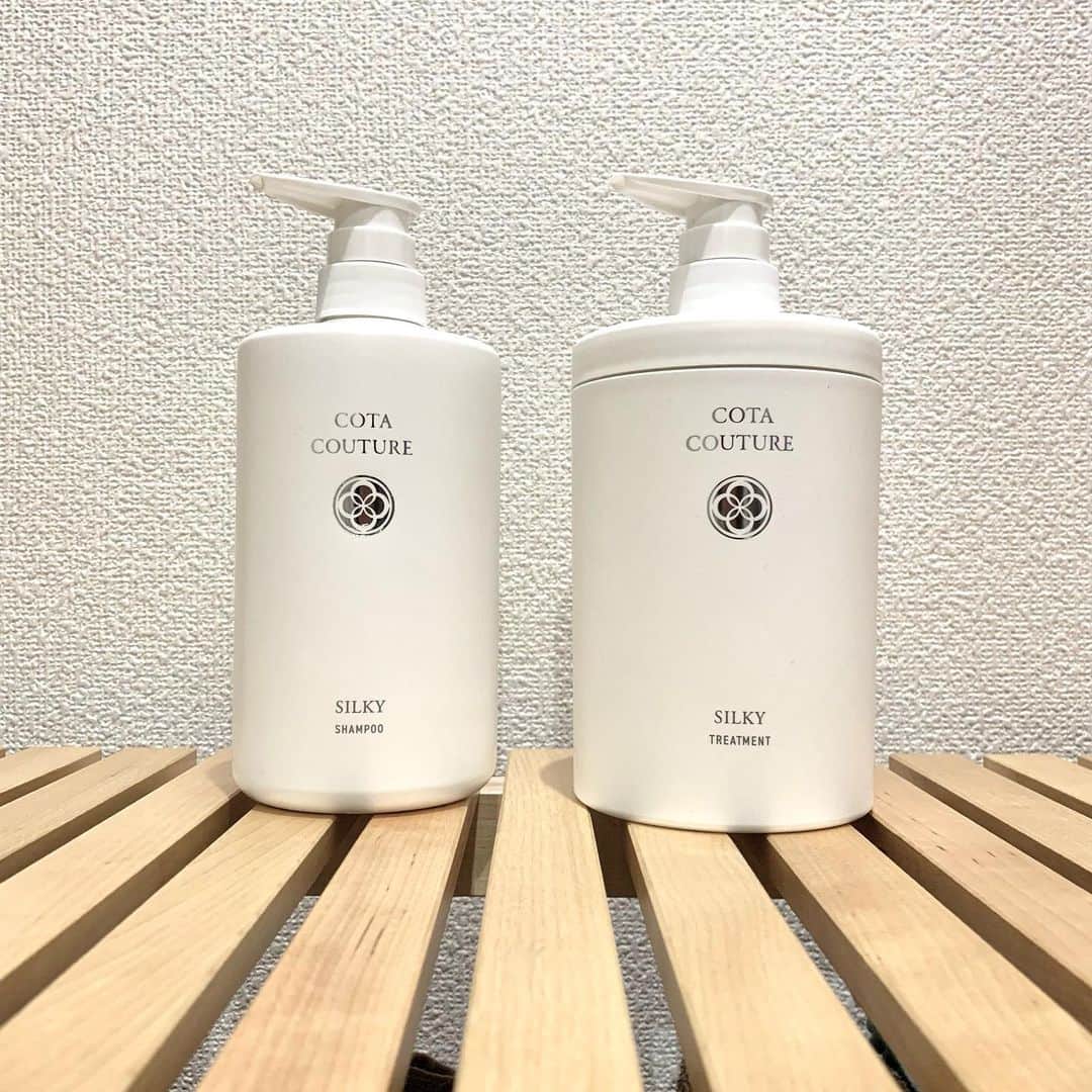 diptyMOILA diptyMOILA のインスタグラム：「COTA couture  お家用にボトル買いました🙌私はシルキー やっぱり泡立ちが濃密で洗いあがった髪もまとまり指通り◎です 香りも上品で毎日使うの楽しみなんです♡  シャンプーは洗浄剤なので髪に負担なく汚れを取ってくれるものを、トリートメントはデイリータイプでもしっかり手応えあるものを✨  毎日のシンプルケアでサロンでお手入れした髪を保っていただけるお客様からも好評の逸品です✨」
