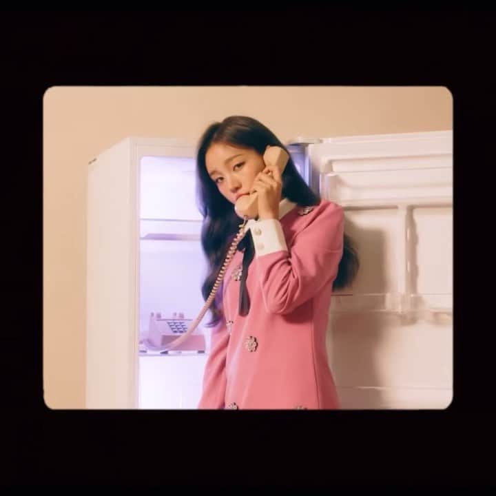 ペク・アヨンのインスタグラム：「#아무것도하기싫으면어떡해 MV💛💙 https://youtu.be/jyHi7ADzJB8」