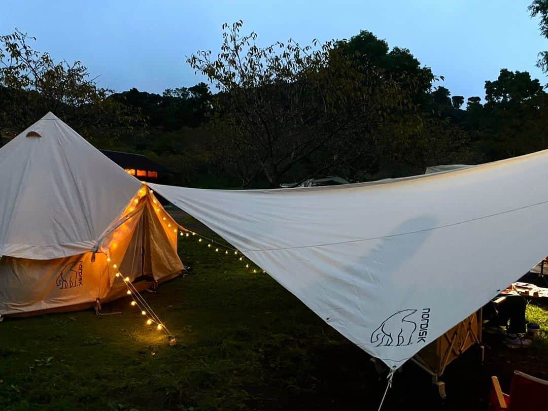 岩間恵さんのインスタグラム写真 - (岩間恵Instagram)「テントを買ってから初キャンプ🏕  初めてのことだらけで大変だった...！ 次の日も大雨の中で撤収したからかなり疲れたし、 もうキャンプ行けないかも...と思ってしまいました。が！思い返すと楽しかったからまた絶対行きます🥰  #キャンプ #キャンプコーデ #夫婦でおそろい #ノルディスクアスガルド #ノルディスクタープ #アスガルド12 #アスガルド #nordiskcamp #snowpeakcampfire」9月7日 19時00分 - iwamame