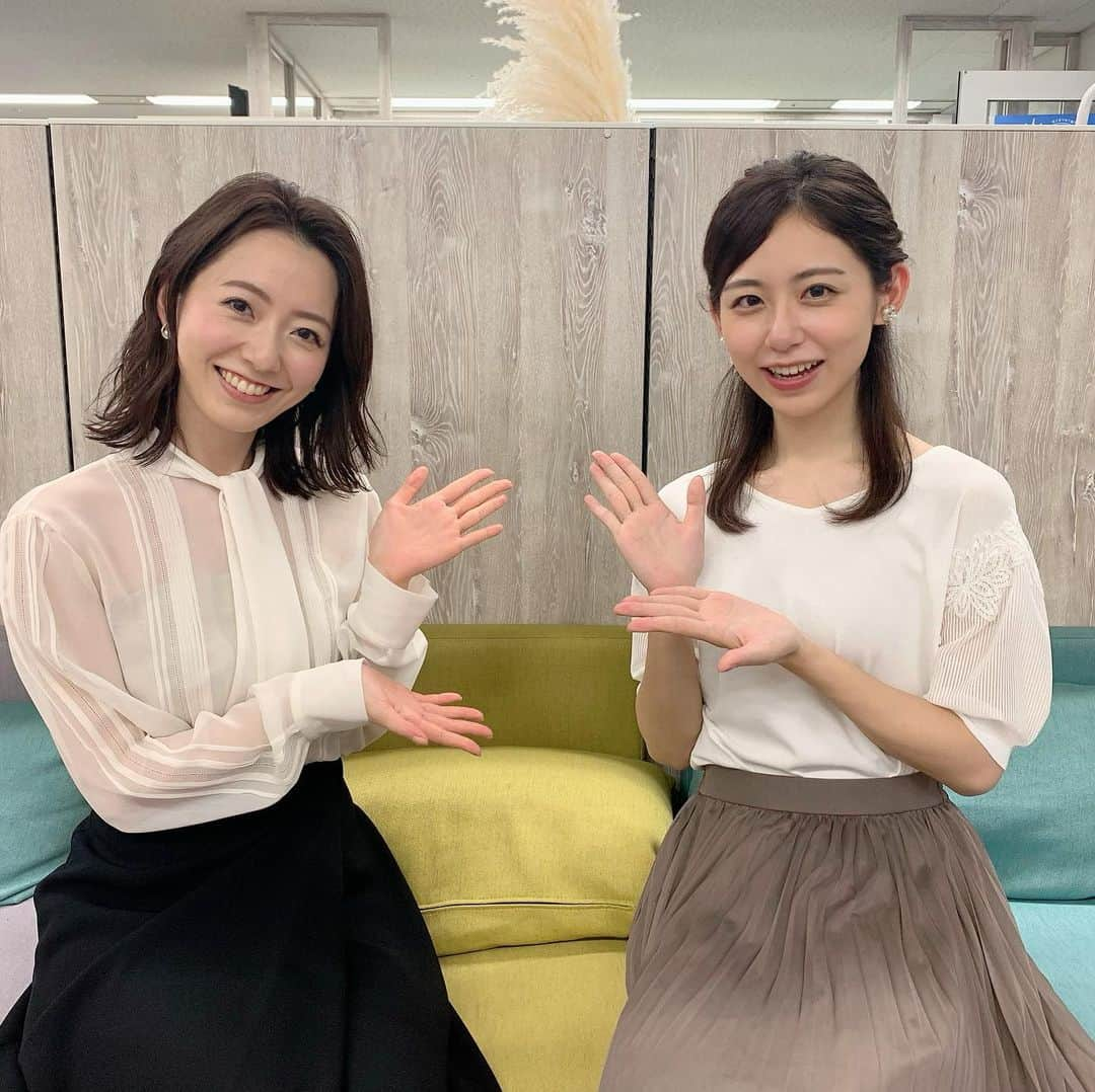 内田嶺衣奈さんのインスタグラム写真 - (内田嶺衣奈Instagram)「本日は新人アナウンサーをご紹介します😊  青森県出身、 小山内鈴奈(おさないれいな)アナです！  そう、アナウンス室に初めて、 同じ名前のれいなちゃんが入ってきたのです☺️🧡  内、奈と漢字も2文字同じ☺️(無理矢理) 勝手に親近感が湧きました⛲️  ほんわかしていて、話すと癒し系です🦭 かなりのインドアで、趣味はゲーム🎮だそうです！  何かポーズして〜と言ったらなんだか癒される可愛いポーズをしてくれました🥰笑  皆さま宜しくお願い致します💐  #新人アナウンサー #小山内鈴奈アナ #フレッシュ #なかなか会えないのですが他の新人アナもまたご紹介したいです😊♡」9月7日 19時09分 - reina.uchida