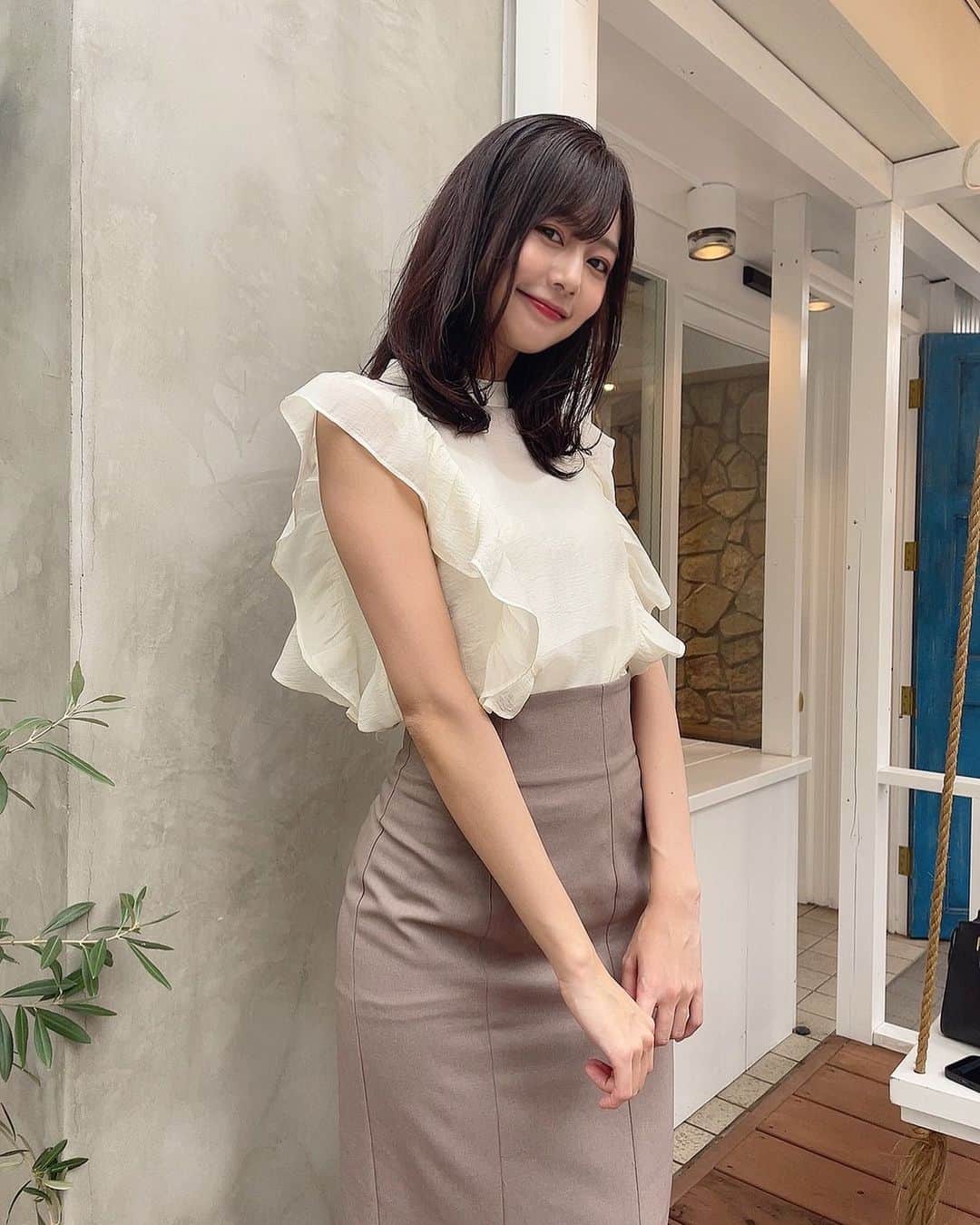 杉浦みずきのインスタグラム：「. 定番だけど絶対的に可愛い組み合わせは 白×ピンクベージュ🤍 ブラウスもスカートもお気に入り〜 ・ ・ ブラウス　@and.couture  スカート　@snidel_official  #私服 #夏服 #夏服コーデ #ootd」