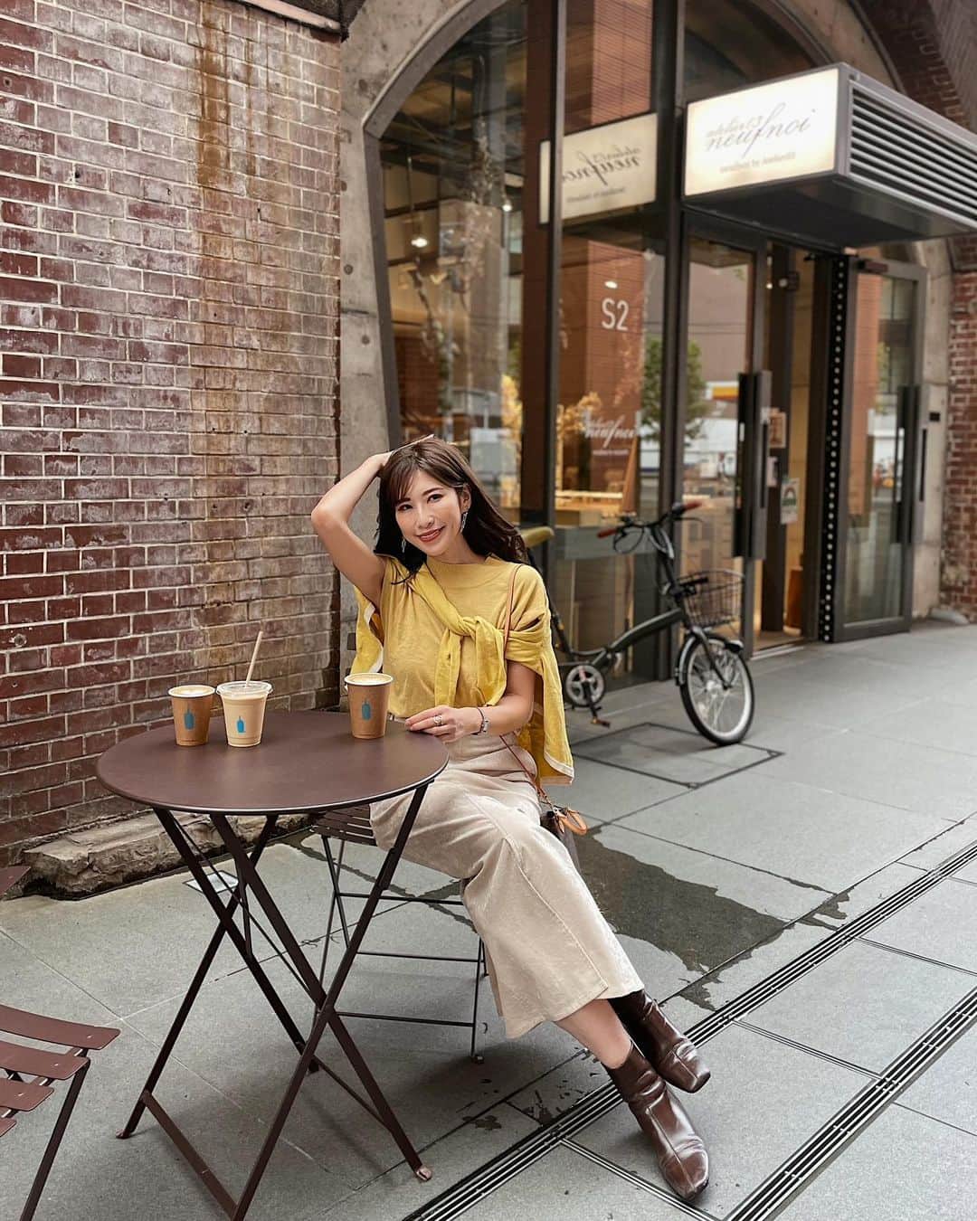l.lily1013のインスタグラム：「𝐷𝑅𝐸𝑆𝑆𝑇𝐸𝑅𝐼𝑂𝑅  初めて行った神田万世橋の川沿いの線路下✨ @harunya0129 @amigo.amigo.5205622 と。  レトロでモダンでオシャレだったよ✨ 短い時間だったけど、久しぶりに会えて嬉しかった🥺✨  コーデはスカートが主役✨ シルエットがAラインのロングスカートでスリットも入ってて、 大人っぽい🤎  トップスはいつのか分からないけど 引っ張り出してきました！  tops @titivatejp  cardigan @emmataylor_snap  skirt @dressterior_official   #きれいめカジュアル #きれいめコーデ #秋コーデ#シンプルコーデ #神田カフェ #ブルーボトルコーヒー #神田ランチ #大人コーデ #カジュアルコーデ #きれいめカジュアルコーデ#30代ファッション #30代コーデ #DRESSTERIOR#ドレステリア#locari」