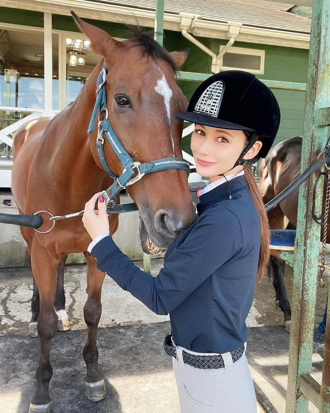 ダレノガレ明美さんのインスタグラム写真 - (ダレノガレ明美Instagram)「２週間空いちゃった😭 グランツ変態くん😕ギリギリ載せれるのを載せます！笑 あ！ついに！ついに！ついに！ オーダーしていたヘルメットが来ました😭 一から頭のサイズを測ってもらい、 どんな素材にするか、どんなベルトにするかなどなど細かく相談し、 こんな可愛いヘルメットに✨ 私はベロア生地が凄く好きなのでベロア生地は絶対譲れなかった！ キラキラのストーンを入れようか迷いましたが、派手になるので入れずにシンプルにかっこいい感じに！ 代わりにベルトをブラックのラメに！ オーダーの時のアドバイスがすごいので 本当にオススメです✨ これで、いつか落馬しても頭は大丈夫だね🥰 @horseloverkc  さん沢山アドバイスありがとうございます✨ @kepitalianl  #乗馬 #horse  #ヘルメット #kep」9月7日 19時37分 - darenogare.akemi