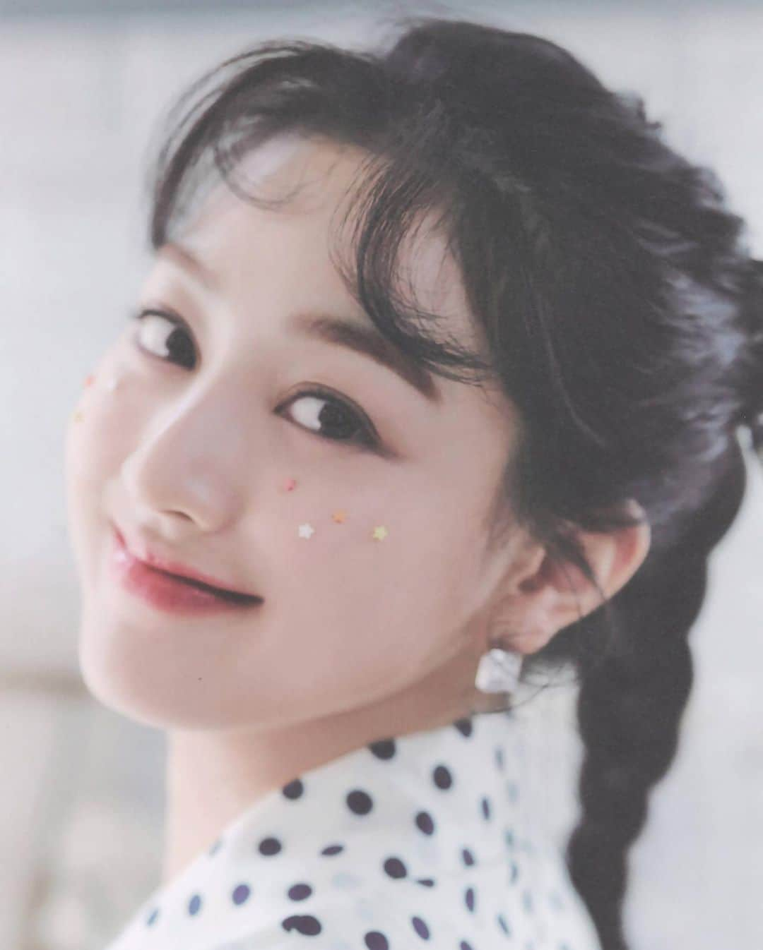 ジヒョさんのインスタグラム写真 - (ジヒョInstagram)「♡ SHE‘S SO CUTE💔💔💔⠀ — Yes, I am Jihyo Photobook › © njmsjmdct2」9月7日 19時44分 - jypjihyo