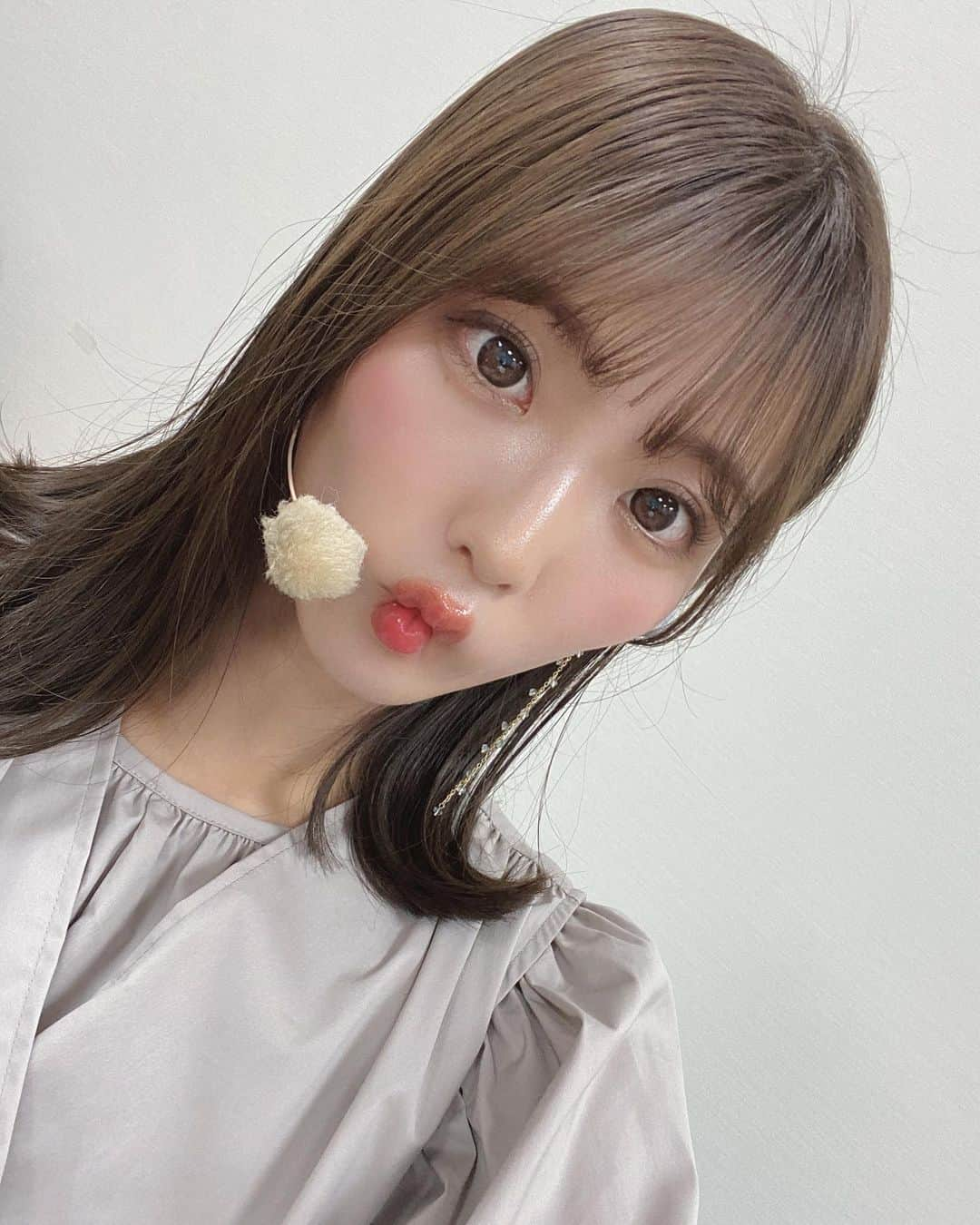 山下七子さんのインスタグラム写真 - (山下七子Instagram)「こんばんはっ🦭💫 今日もお疲れ様でした♪  今朝のアサデス。KBCの衣装は、グレージュのビスチェ付きワンピース🫖🐩 柔らかい印象で、後ろのリボンまで可愛いワンピースでした💎  今日は、おやつにプリンの食べ比べをして幸せだったなあ〜🍮✨みるくプリン大好きだなあ〜🐮🍼  カレーライスを食べたので明日も元気に頑張れそうです☀️  また明日もアサデス。よろしくお願いします🌈  #アサデス #アサデスkbc #お天気アシスタント #ミディアムボブ #外ハネボブ #ワンピース #ビスチェ #アクアマリン #アクアマリンイヤリング」9月7日 19時47分 - yamashita_nanako