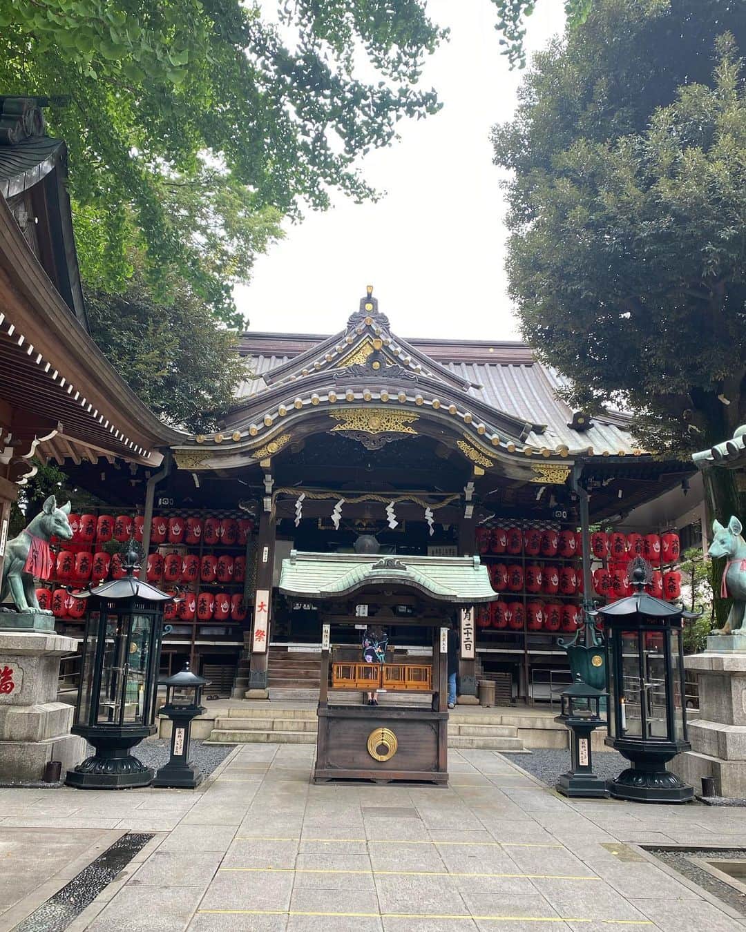 ImotoEtsuyo さんのインスタグラム写真 - (ImotoEtsuyo Instagram)「@toyokawainari_tokyo  #こんばんは  ・ 今月も #豊川稲荷東京別院へ。 ・ ・ 東京の真ん中ですが こちらへ一歩足を踏み入れると 空気が違うような… ・ いつも 癒されます。 そして今月も健康で過ごせます様に。  ・ ・ #お参り #参拝  #豊川稲荷  #豊川稲荷東京別院  #赤坂  #赤坂見附 #toyokawainari  #fashion  #ワンピース #秋コーデ  #レオパード」9月7日 19時55分 - bisuhada
