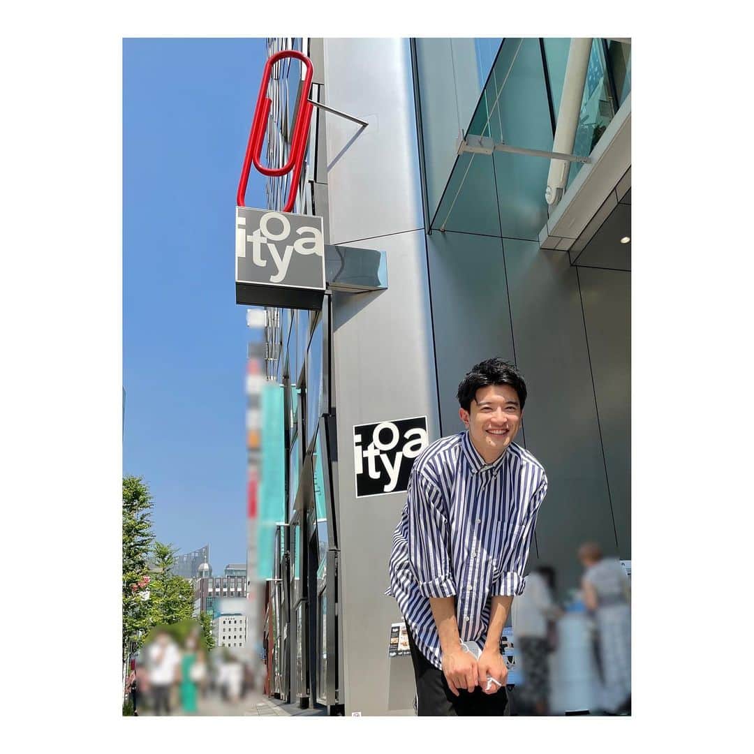 篠原光のインスタグラム：「. 今日のヒルナンデス！では銀座・伊東屋さんにお邪魔しました。  「そのお手紙誰宛ですか？何書いたんですか？」なんて、 普段は聞けないことを思いきって聞いてきました。 みなさん色んな想いを話してくださり本当にありがとうございました！  #この写真 #ADさんとクリップが入る角度を探して撮ったんですが #もっとかっこいいポーズあったよなあ #いつも変になっちゃうんだよな🤔  #そのADさんは秋田出身なんですが #この日秋田銘菓をくれて #それがめちゃめちゃおいしくて #おこめのサブレってやつなんですけど #ゲームしながら無限に食べています👹」