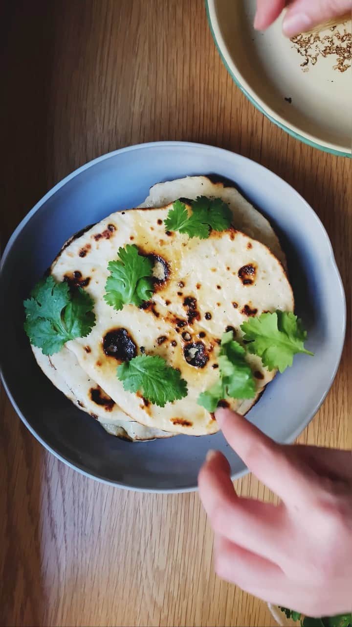鄭碧瑩のインスタグラム：「Surprisingly an easy flat bread to make at home, to be served with your favorite spicy Indian dish. We like ours with tandoori chicken.   You can make this today if you have a cast iron skillet. . . . . . . . #northindianfood #indiancooking #naan #tandoorichicken #tandoori #naanbread #homecooking #sghomecooks #carbscarbscarbs #eatwell #eatwellbewell」