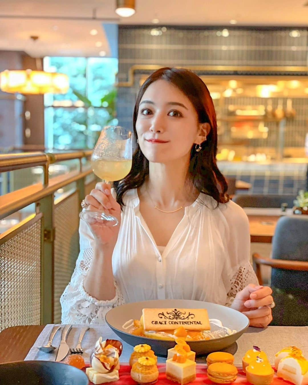 石井里奈さんのインスタグラム写真 - (石井里奈Instagram)「こんばんは🧡 . 今日は里奈ログ🎵 @kimptonshinjukutokyo と @grace_continental.div の宿泊コラボプランのアフタヌーンティー🧡 . なんと！ @pierrehermejpofficial のコラボ❣️マンゴーのパンケーキと可愛いデセールたち🧡✨ メインは色々選べてれいちゃんはチキンにしてたけど私は大好きなパンケーキ🤤🥞❤ . グレースのロゴクッキーとかも可愛くてテンション😆⤴︎︎︎︎︎ ノンアルカクテルも沢山あって美味しくて内装もおしゃれで映えスポットばかり！本当にNYに旅行来てるような気分でした❤ . 朝はここのテラスでモーニングを❤ アフタヌーンティーの白ワンピは私服の @grace_continental.div 💕 朝ごはんのドレスはプランでも貸し出されてるドレスの1つ✨ あまりに可愛くておうちでも着ています👗❤️れいちゃんと色違いでお揃いにしたんだ❣️ . ホテル女子会考えてる子がいたら女子が好きなものたっくさんの本当おすすめプランなので、9月限定なのでぜひチェックしてみてね🤗💕✨ . #gracecontinental #kimptonshinjukutokyo #kimpton #kimptonhotels #グレースコンチネンタル #キンプトン新宿東京 #ホテルステイ #東京ホテル #ホテル女子会 #女子会 #アフタヌーンティー #パジャマ #pajamaparty #pajamas #パジャマパーティー #お泊まり会 #hotel #shinjuku #海外旅行 #新宿 #新宿グルメ #アフタヌーンティー #afternoontea #ホテルライク #hotelstay #ピエールエルメ  #pierreherme #スイーツ女子 #インスタ映え #りなまるグルメ #限定スイーツ」9月7日 20時07分 - ri7tin1025