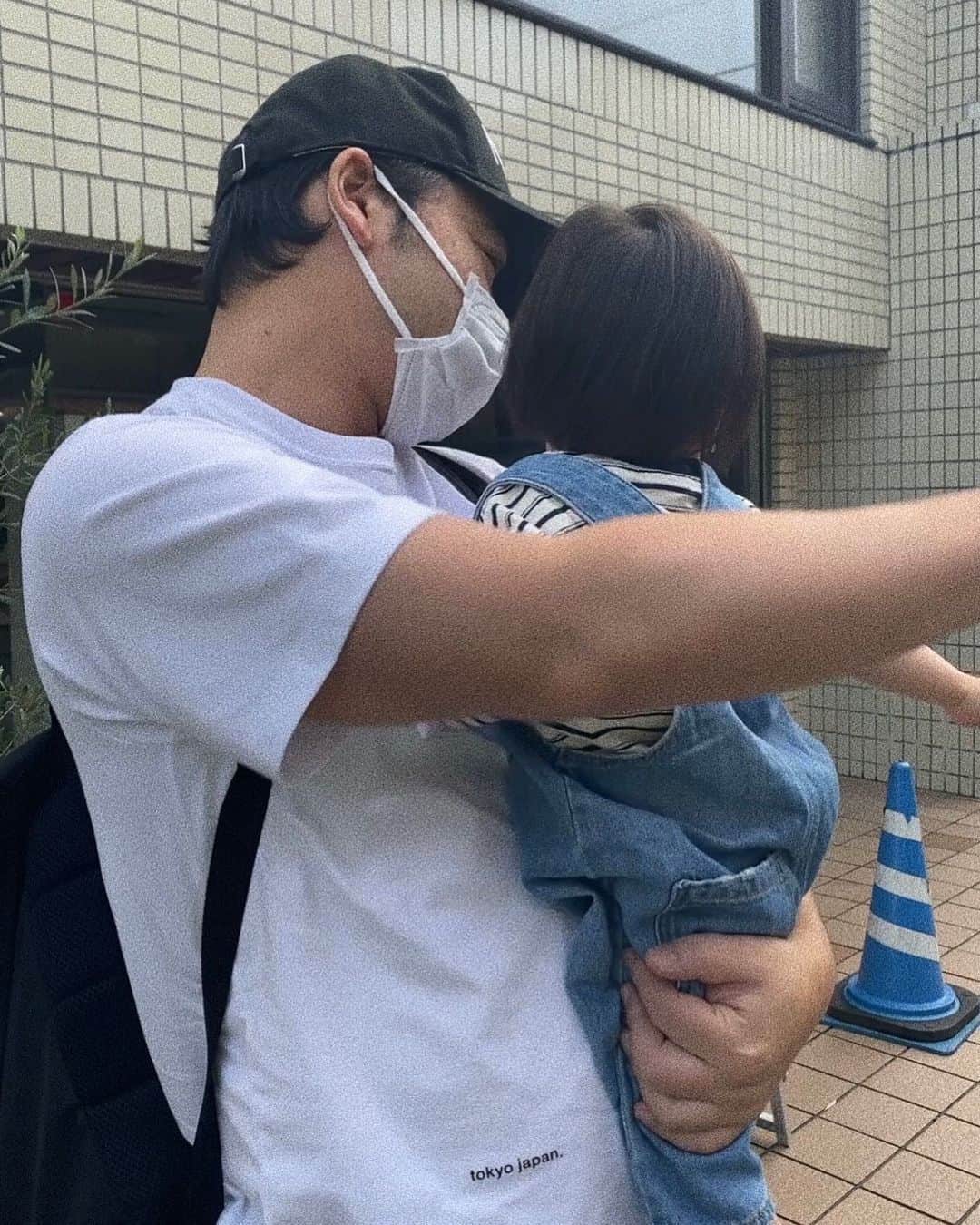 瀬戸サオリのインスタグラム：「パパ👨🏻が入院してる間も隔離中も 長い期間息子を 触ることもできなかったので  退院してからは 一緒にいれた時間が長くて パパが家から出ようとしたら 息子は大泣きしてて可愛い☺️🤍 . パパとの時間楽しかったんだなぁ💘 と思ってたらパパの方が 寂しそうでした😮‍💨笑 . パパお仕事頑張ってね〜💪🏼🤍 ＿＿＿＿＿＿＿＿＿＿＿＿＿＿＿ #パパと息子 #👦🏻👨🏻💘 #🐶💘」