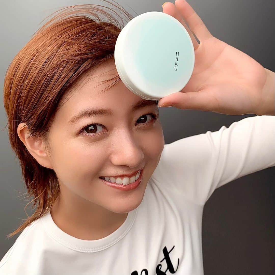 伊藤千晃のインスタグラム：「美白といえばHAKUでしょ！！  っていうくらい美白美容液で有名なHAKUから新しくクッションファンデが発売です😆✨  薬用 美容液クッションコンパクト(医薬部外品)！ これは期待できるのではないかと早速使わせていただきました‼️  使用感はみずみずしくスキンケアを使っているような感覚😯✨  軽やかなつけ心地でツヤツヤな肌に仕上がります！ クッションファンデはカバー力が高い印象だけど、美白成分（4MSK 4-メトキシサリチル酸カリウム塩 ）を配合していているから美白への効果もできそう🤔♡  美白*・・・メラニンの生成を抑え、シミ・そばかすを防ぐこと  #HAKU #HAKU_PR #エッセンスF #クッションファンデ #クッションファンデーション #美白ケア @haku_shiseido」