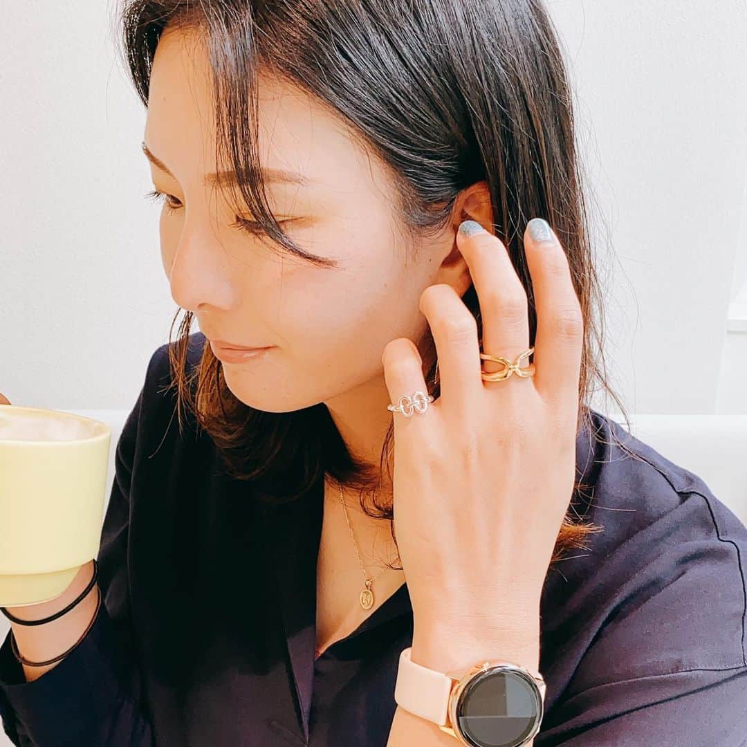 高島早百合のインスタグラム：「． 先日、ご縁があって 表参道にある素敵なカフェに 行ってきました✨ ． @helical__chord  こちらでは美味しいケーキや コーヒーを味わいながら 素敵なアクセサリーの試着を楽しむことができます✨✨ ． 私は一目惚れしたデザインのリングを2つ着けてみました😆 ． 他にも色んなデザインのリングがあって ブレスレットやネックレスも着けられますよー！ ． それぞれのデザインにはロマンチックなコンセプトがあって、 眺めるだけでも楽しかったです😊 ． #helicalchord  #アクセサリー #おしゃれ #リング #ブレスレット #ネックレス #カフェ #ケーキ」
