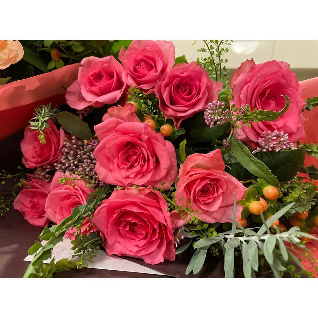 伊藤弘美さんのインスタグラム写真 - (伊藤弘美Instagram)「☺︎ ⁡ ここ数日涼しくて、お誕生日にもらったお花が まだまだ綺麗に咲いてくれていて嬉しいです〜💐 ⁡ 今月は花キューピットさんとセント•フォースの タイアップ企画で9月の誕生花のナレーションを 担当させていただきました🌼 これまで知らなかったお花の花言葉や、特徴など へ〜、そうだったんだ♪と楽しく読ませていただきました😊毎日更新されています✨ ⁡ YouTubeインターネット花キューピットさんの 公式チャンネルからご覧いただけます♪ 他の月の誕生花や様々なお花の飾り方も紹介されていますのでぜひ💞 ⁡ #セントフォース　#花キューピット #おはなじかん　#誕生花　#今日の誕生花 #今日の花言葉　#ナレーション　#伊藤弘美」9月7日 20時50分 - hiromi_ito831