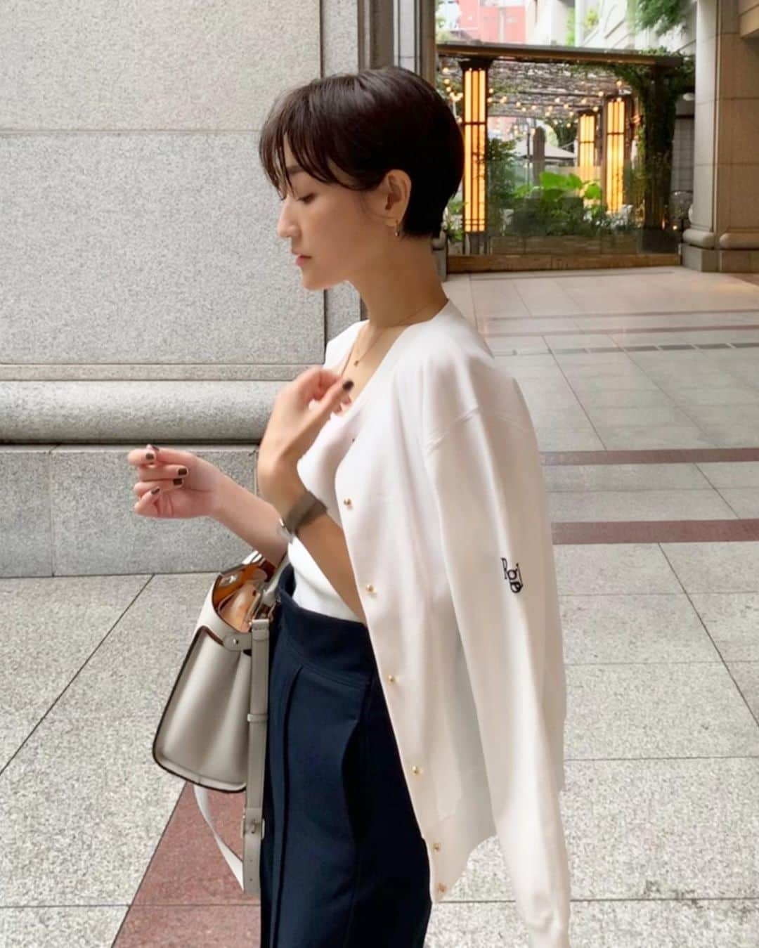 金子麻貴さんのインスタグラム写真 - (金子麻貴Instagram)「寒くなったらちゃんと着るけど昔から肩がけが好きでカーディガンは袖を通すより羽織るだけ。みたいな感じが好きです🧡  ロゴカーディガン沢山のリクエストを頂いたので今日から3日間追加予約を行います！皆さまありがとうございます✨  お届けは11月中旬頃だけど真冬以外はずっと使えるので通年通して役に立つアイテムです✨  寝かしつけで間に合わなかったという方や色違いで迷っていた方は期間中にゆっくり悩んでくださいね☺️💕  #fashion#regleam#jilsander#fendi#ママコーデ#カーディガン#リグリーム#rglシリーズ#シンプルコーデ#エレカジ#ショートヘア#秋コーデ#秋服コーデ#マスクコーデ」9月7日 20時50分 - mtmmaki