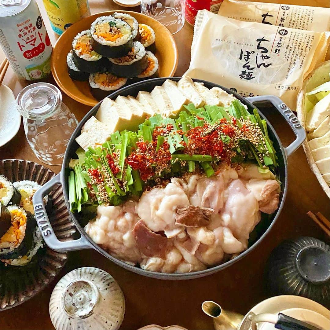 ひろσ(´～｀*)さんのインスタグラム写真 - (ひろσ(´～｀*)Instagram)「☆ 先週の週末ご飯でこんばんは☺️ なんだか急に涼しくなって お鍋も美味しい気温に なってきましたね😉 この度40周年を迎えられた 博多若杉さんの @hakatawakasugi 復刻チゲもつ鍋🥘で 早速おうち鍋パやりました😆 ． ． こちらのセット しめのちゃんぽんまでついてて 至れり尽くせり😂 スープが辛すぎないので もつ鍋そのもののおいしさ 堪能できます😘  ． ． ただいま若杉さんでは 大創業セール開催中😄 おうちでゆっくりと 美味しいものを お値打ちにいただける チャンスです✨ 詳しくは博多若杉さんでどうぞ😉 ． ．  @hakatawakasugi @hakata.wakasugi #博多若杉 #博多グルメ #もつ鍋 #お取り寄せ #おうちごはん ・・・・・・・・・・・・・・ #常備菜#作り置き #つくりおき#フーディーテーブル#igersjp#晩ごはん#ごはん#もつ鍋 #おうちカフェ #iegohanphoto#wp_deli_japan#器#器好き#うつわ#うつわ好き#タベリー#手作りごはん#マカロニメイト#夜ごはん#夜ご飯#てづくりごはん365#鍋#鍋パ #小澤基晴 #ストウブ #japanesefood」9月7日 21時02分 - hiro71111