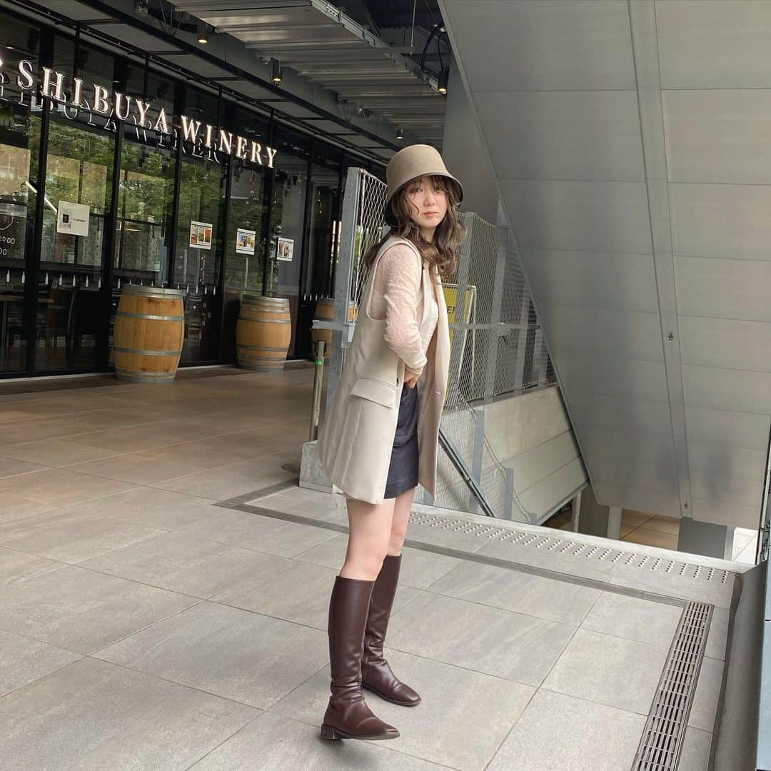 古南 祐佳のインスタグラム：「. 急に秋来て嬉しい🍁 前髪が目にかかって眠そうな顔してるけど実際も眠いです . . #outfit #fashion #バケットハット #バケハコーデ #ロングブーツ #アクテ #akte #ベストコーデ #gu #guコーデ #ジーユー」